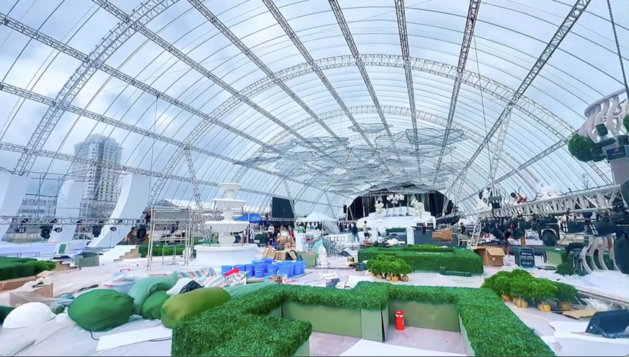 Trước "giờ G" đám cưới Đỗ Hà - thiếu gia tập đoàn Sơn Hải: Rạp cưới siêu khủng, cô dâu nôn nao!- Ảnh 4. Trước "giờ G" đám cưới Đỗ Hà - thiếu gia tập đoàn Sơn Hải: Rạp cưới siêu khủng, cô dâu nôn nao!- Ảnh 4.