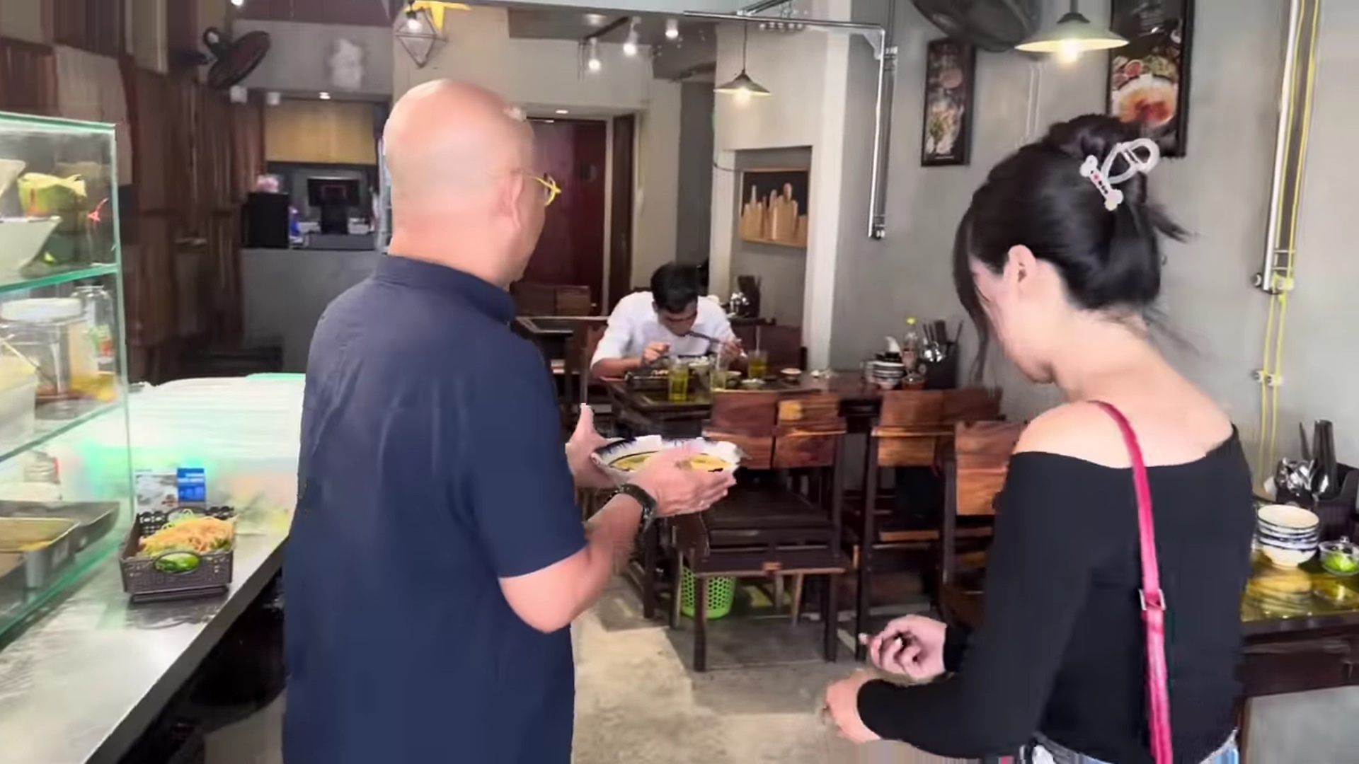 Trùm Điền Quân Color Man gặp lại nhân viên sau phá sản, phải tự bưng bê- Ảnh 2.