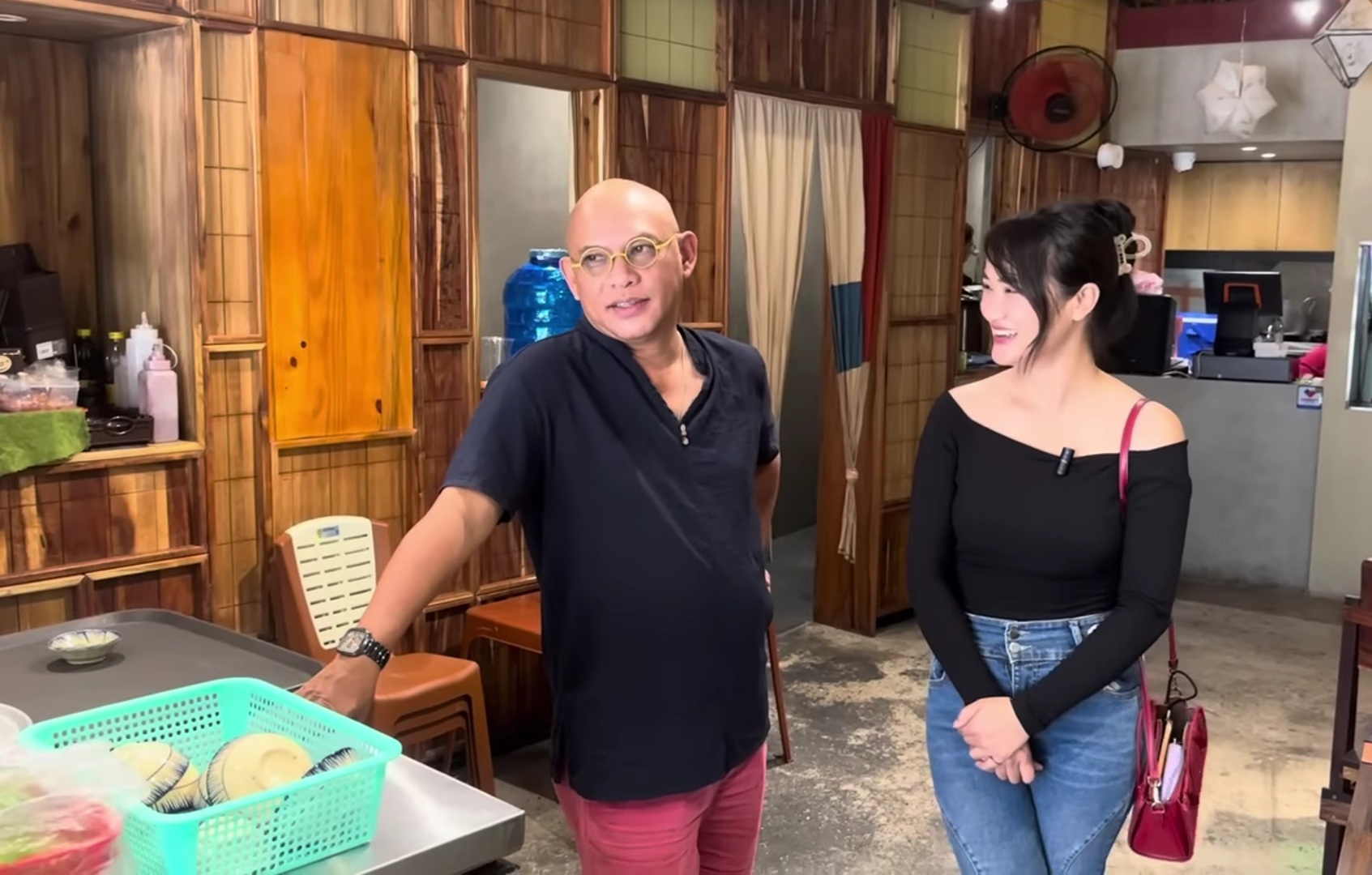 Trùm Điền Quân Color Man gặp lại nhân viên sau phá sản, phải tự bưng bê- Ảnh 1.