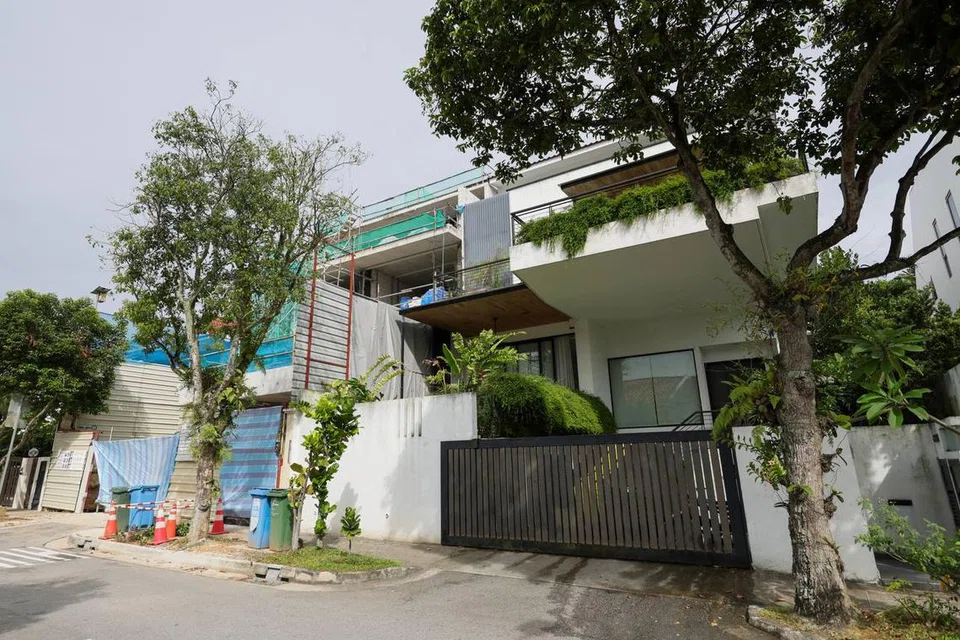 Đột kích 1 sườn đồi không người qua lại, thu giữ nhiều vàng nhẫn và tiền mặt rải rác: Cảnh sát dùng biện pháp nghiệp vụ để vào cuộc - Ảnh 2.