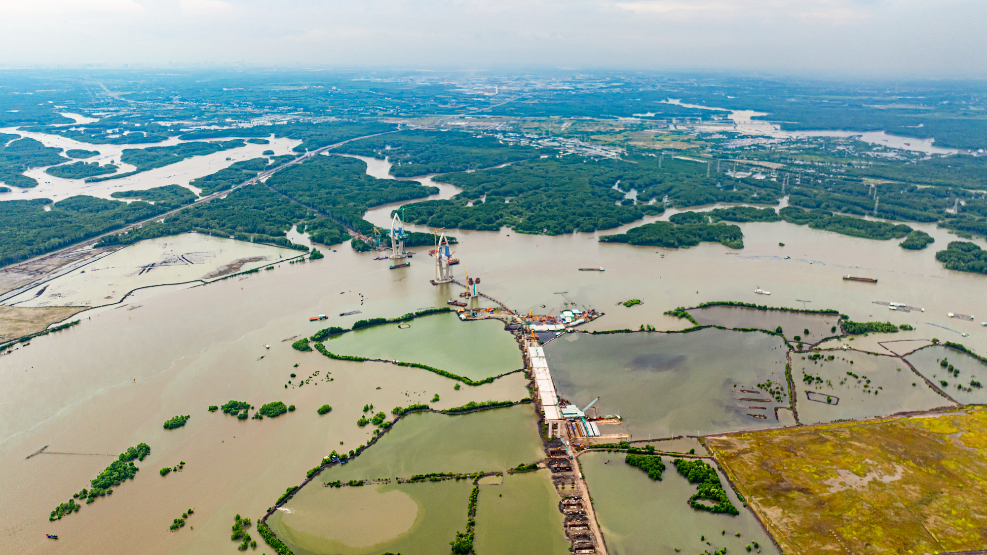 Toàn cảnh cầu 5.000 tỷ đang thành hình, kết nối điểm nóng bất động sản với cụm cảng lớn thứ 2 Việt Nam- Ảnh 1. Toàn cảnh cầu 5.000 tỷ đang thành hình, kết nối điểm nóng bất động sản với cụm cảng lớn thứ 2 Việt Nam- Ảnh 1.