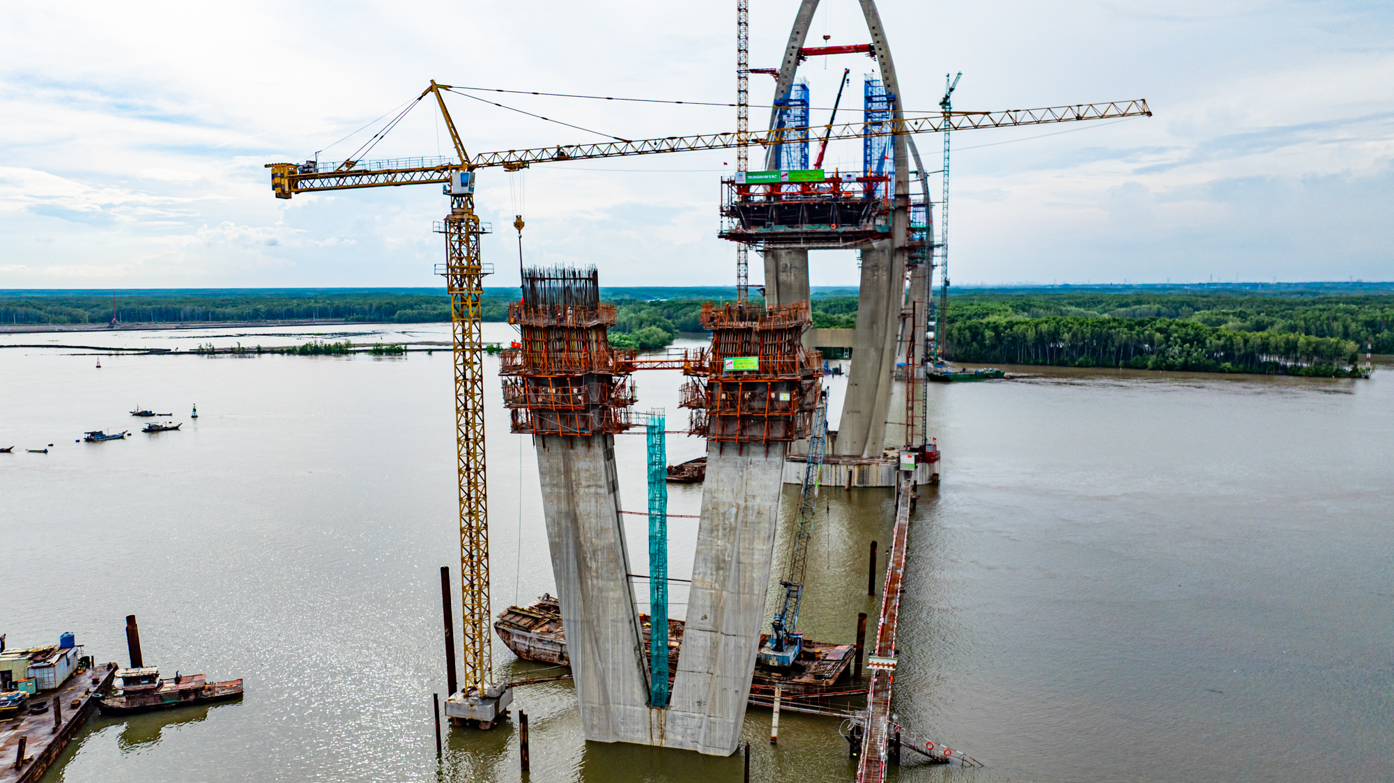 Toàn cảnh cầu 5.000 tỷ đang thành hình, kết nối điểm nóng bất động sản với cụm cảng lớn thứ 2 Việt Nam- Ảnh 8. Toàn cảnh cầu 5.000 tỷ đang thành hình, kết nối điểm nóng bất động sản với cụm cảng lớn thứ 2 Việt Nam- Ảnh 8.