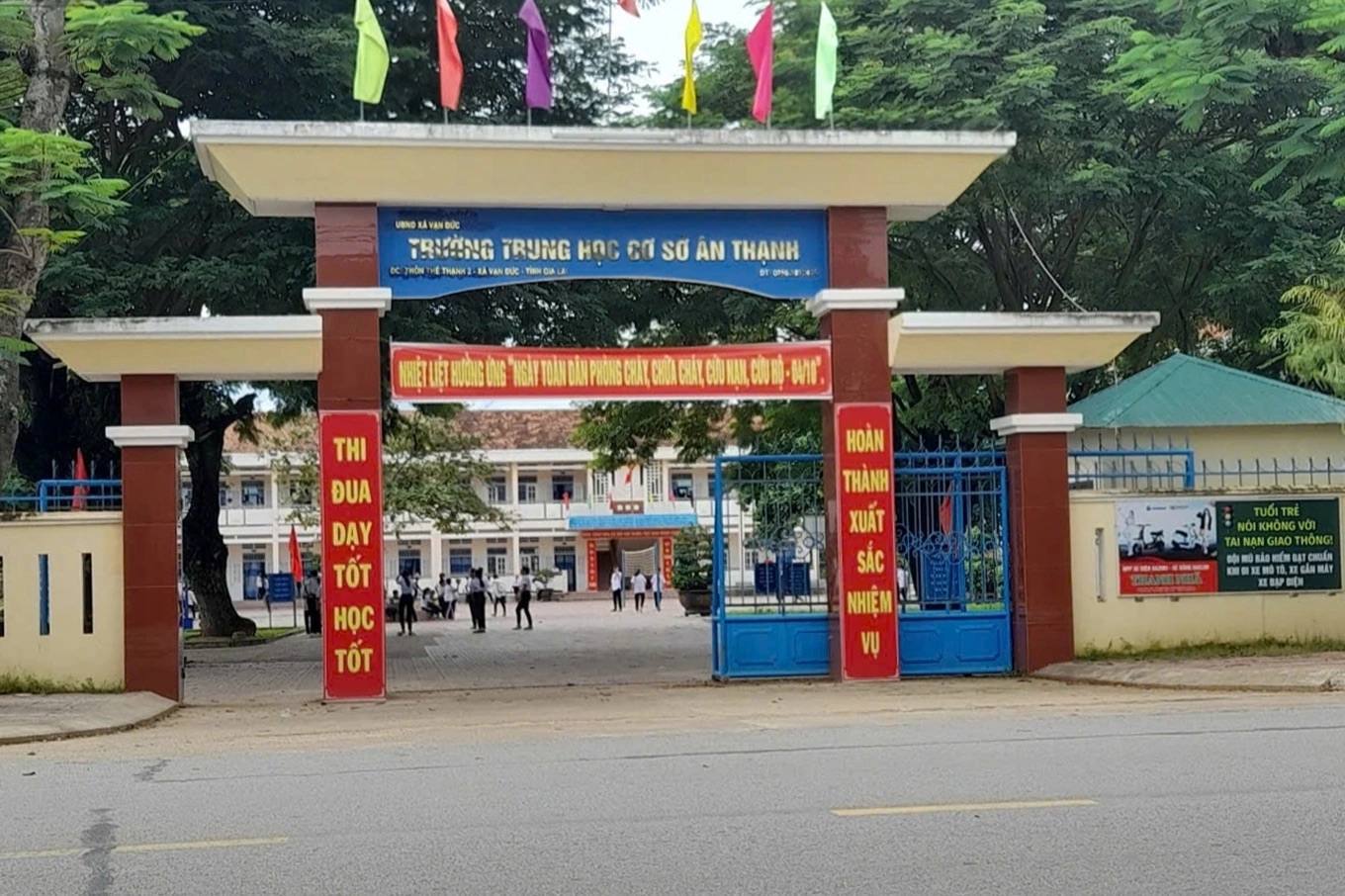 Bức xúc vì phó hiệu trưởng cho học sinh dừng tiết học để... quét rác - Ảnh 1.