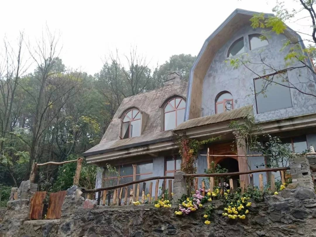 Cặp đôi U40 cầm 2,5 tỷ về quê xây nhà dưỡng già, chưa được 1 năm, bố mẹ đã phải thốt lên: “2 đứa bị điên rồi” - Ảnh 1.