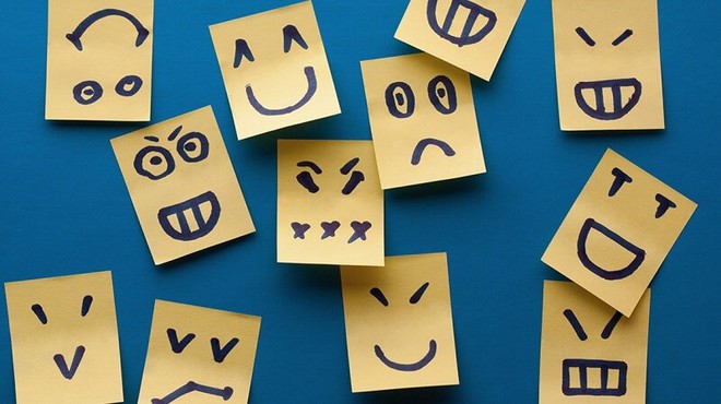 Cách cầm điện thoại nói lên tính cách khác biệt gì ở bạn?- Ảnh 1.