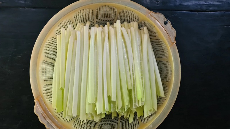 Rau mọc bờ bụi giờ thành đặc sản miền Tây: Giá đắt hơn thịt, 120.000 đồng/kg vẫn nườm nượp người mua- Ảnh 1. Rau mọc bờ bụi giờ thành đặc sản miền Tây: Giá đắt hơn thịt, 120.000 đồng/kg vẫn nườm nượp người mua- Ảnh 1.