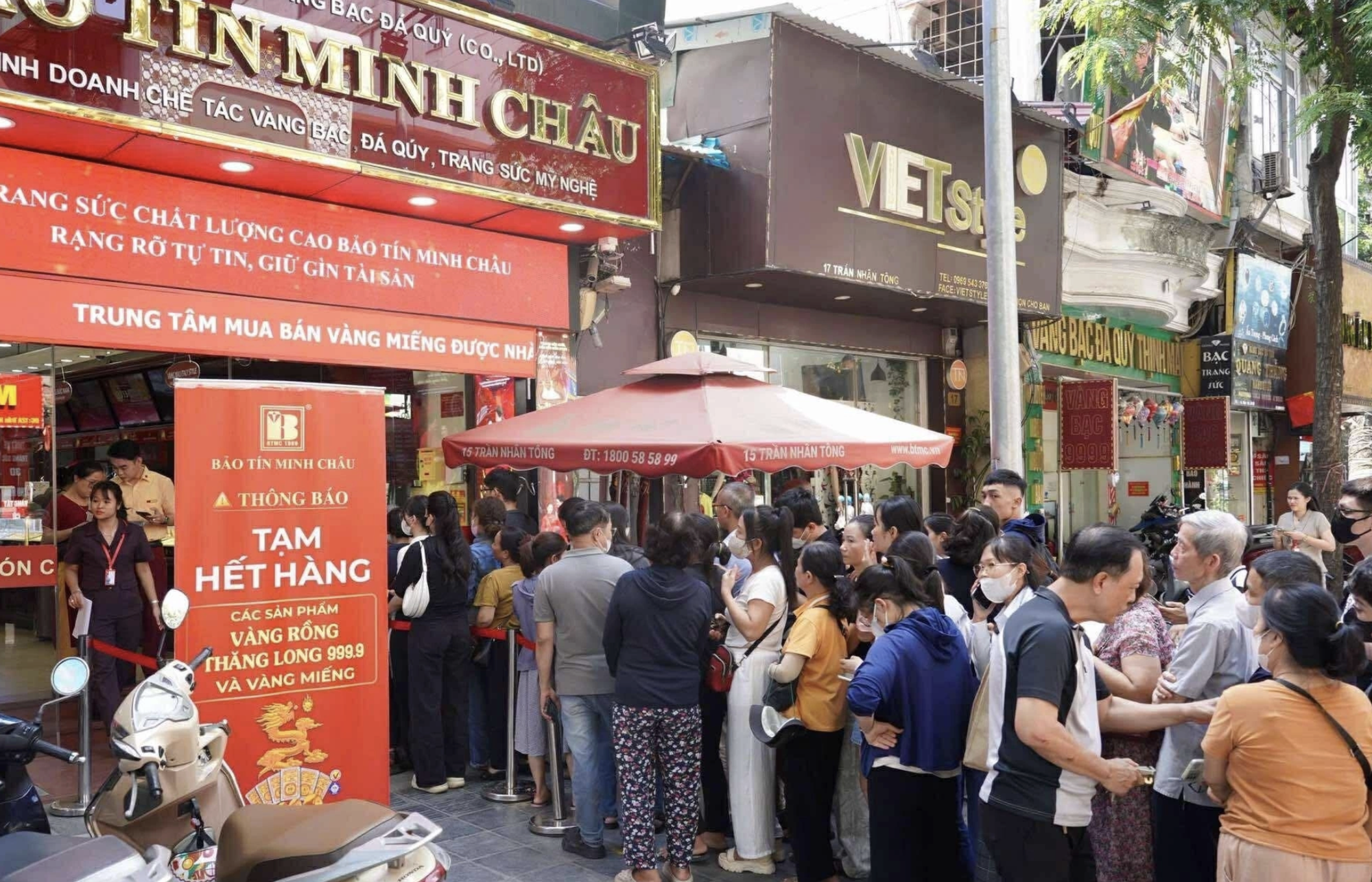 'Chê vàng 100 triệu đắt, nhưng đổ xô đi mua khi lên 150 triệu': Khi tâm lý sợ bị bỏ lỡ cơ hội chi phối quyết định đầu tư- Ảnh 1. 'Chê vàng 100 triệu đắt, nhưng đổ xô đi mua khi lên 150 triệu': Khi tâm lý sợ bị bỏ lỡ cơ hội chi phối quyết định đầu tư- Ảnh 1.