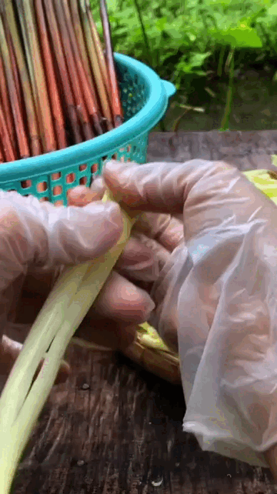 Rau mọc bờ bụi giờ thành đặc sản miền Tây: Giá đắt hơn thịt, 120.000 đồng/kg vẫn nườm nượp người mua- Ảnh 2. Rau mọc bờ bụi giờ thành đặc sản miền Tây: Giá đắt hơn thịt, 120.000 đồng/kg vẫn nườm nượp người mua- Ảnh 2.