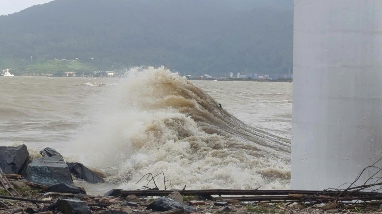Đà Nẵng: Bờ kè tuyến đường ven sông Hàn bị hư hỏng nặng do nước dâng cao và triều cường. - Ảnh 4.
