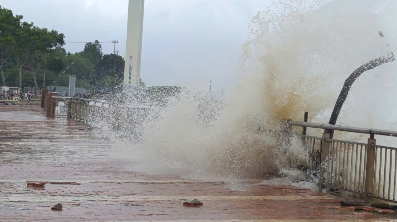 Đà Nẵng: Bờ kè tuyến đường ven sông Hàn bị hư hỏng nặng do nước dâng cao và triều cường. - Ảnh 1.
