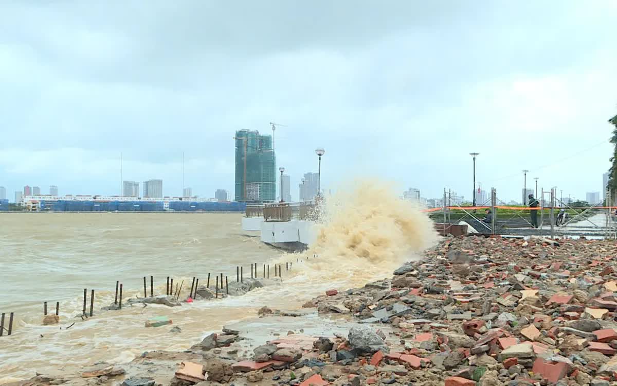 Đà Nẵng: Bờ kè tuyến đường ven sông Hàn bị hư hỏng nặng do nước dâng cao và triều cường - Ảnh 1.