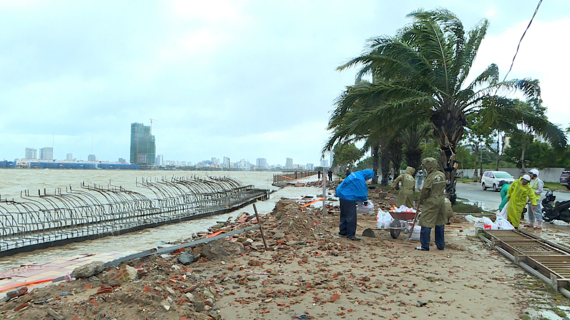 Đà Nẵng: Bờ kè tuyến đường ven sông Hàn bị hư hỏng nặng do nước dâng cao và triều cường. - Ảnh 2.