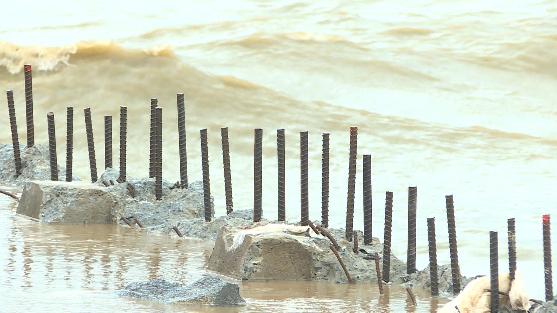Đà Nẵng: Bờ kè tuyến đường ven sông Hàn bị hư hỏng nặng do nước dâng cao và triều cường. - Ảnh 3.