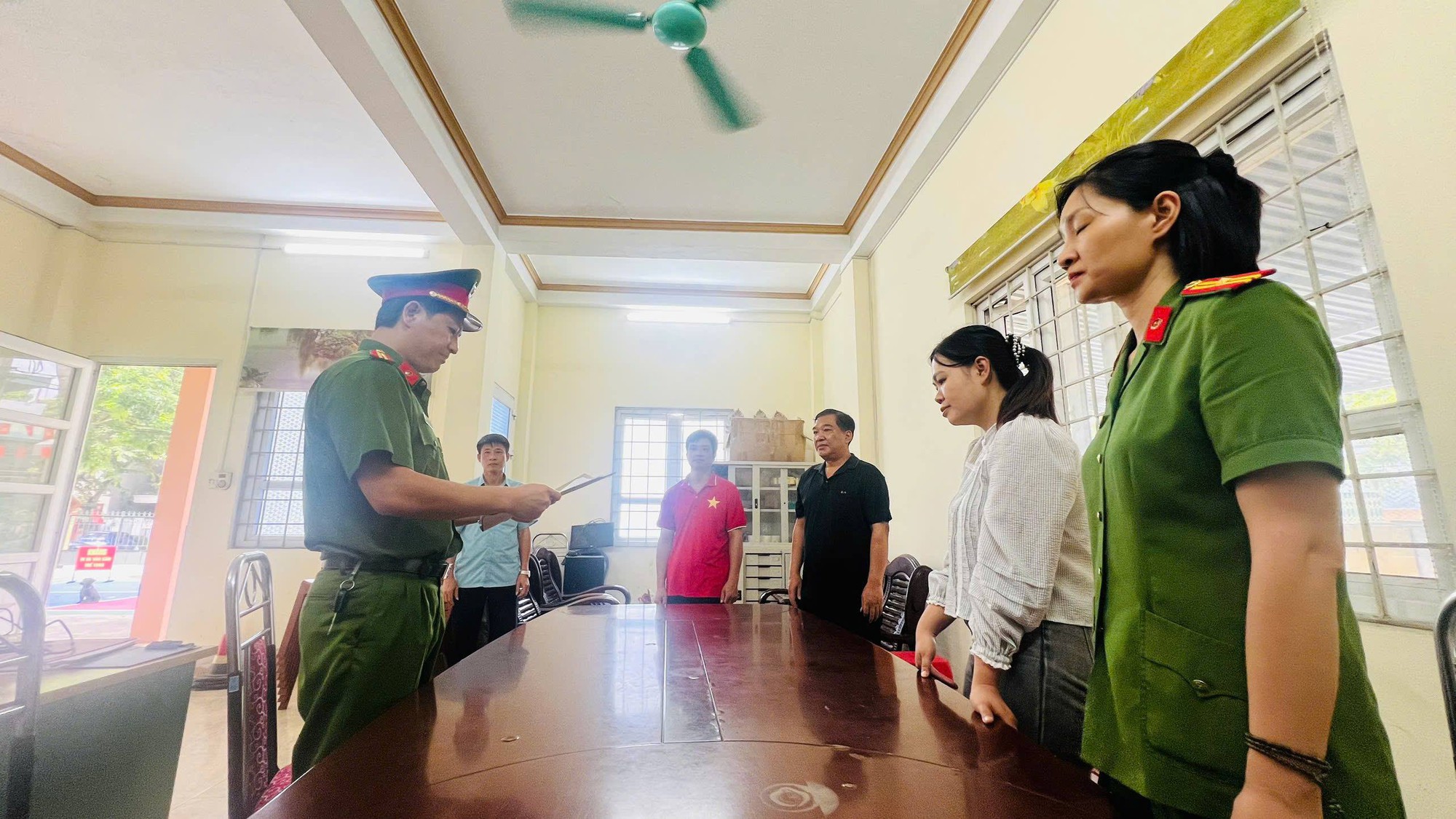 Bắt tạm giam nữ công chức xã; khởi tố Chủ tịch HĐQT, Phó Giám đốc- Ảnh 5.