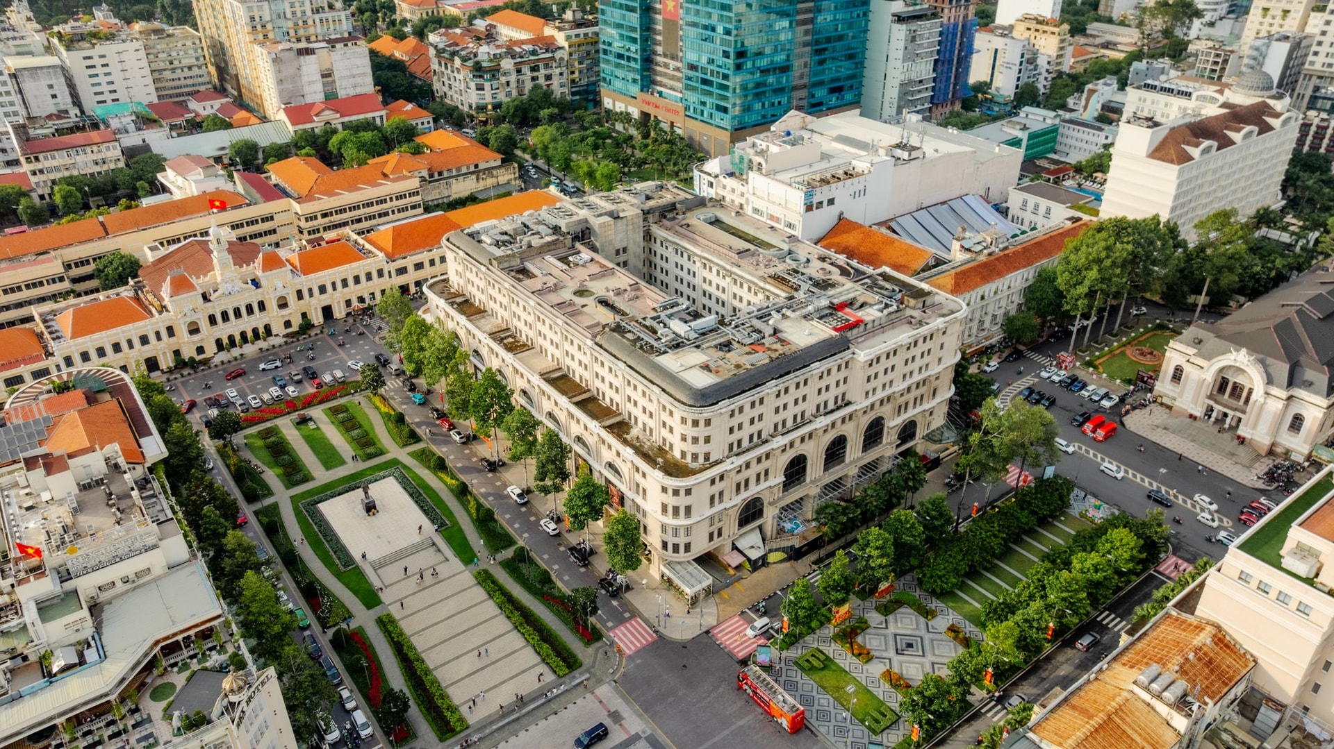 Ngắm tòa nhà đầu tiên kết nối với ga metro: Nơi Hermès, Dior, Bvlgari hội tụ, từng 'nằm trong tay' tỷ phú Phạm Nhật Vượng- Ảnh 3. Ngắm tòa nhà đầu tiên kết nối với ga metro: Nơi Hermès, Dior, Bvlgari hội tụ, từng 'nằm trong tay' tỷ phú Phạm Nhật Vượng- Ảnh 3.