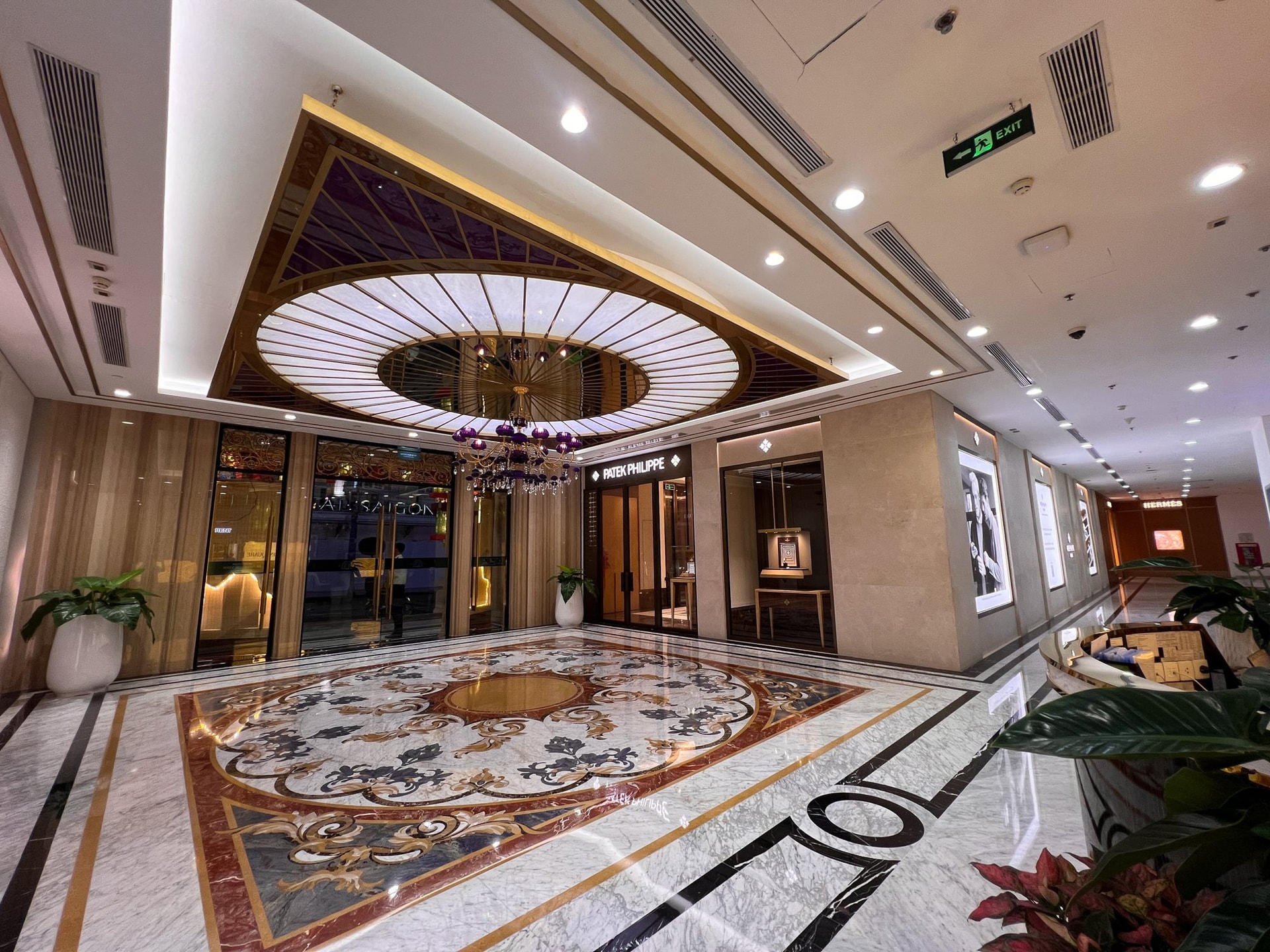 Ngắm tòa nhà đầu tiên kết nối với ga metro: Nơi Hermès, Dior, Bvlgari hội tụ, từng 'nằm trong tay' tỷ phú Phạm Nhật Vượng- Ảnh 1. Ngắm tòa nhà đầu tiên kết nối với ga metro: Nơi Hermès, Dior, Bvlgari hội tụ, từng 'nằm trong tay' tỷ phú Phạm Nhật Vượng- Ảnh 1.