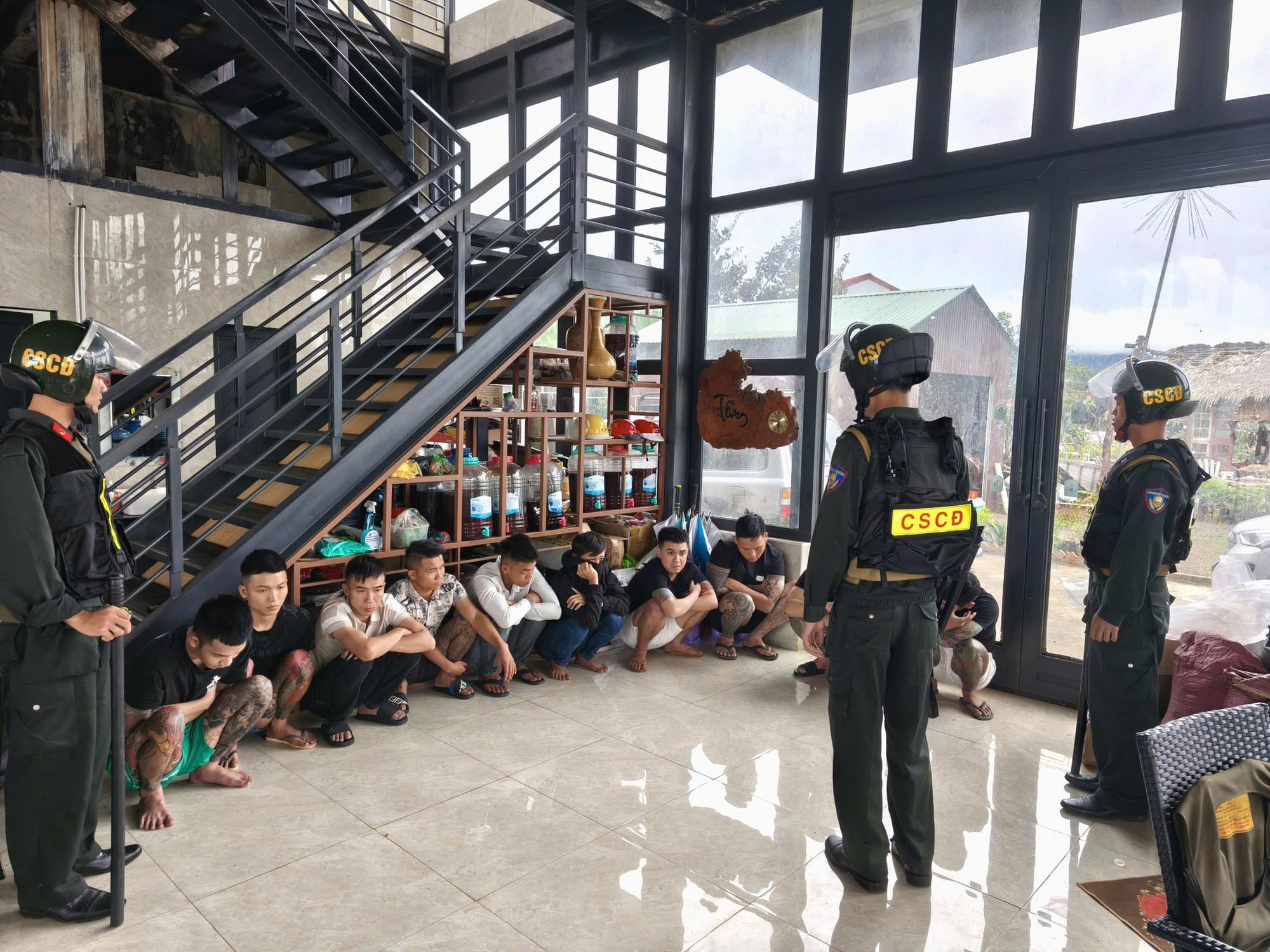 Cảnh sát bất ngờ khám xét một homestay, phát hiện "bí mật" bên trong - Ảnh 1. Cảnh sát bất ngờ khám xét một homestay, phát hiện "bí mật" bên trong - Ảnh 1.