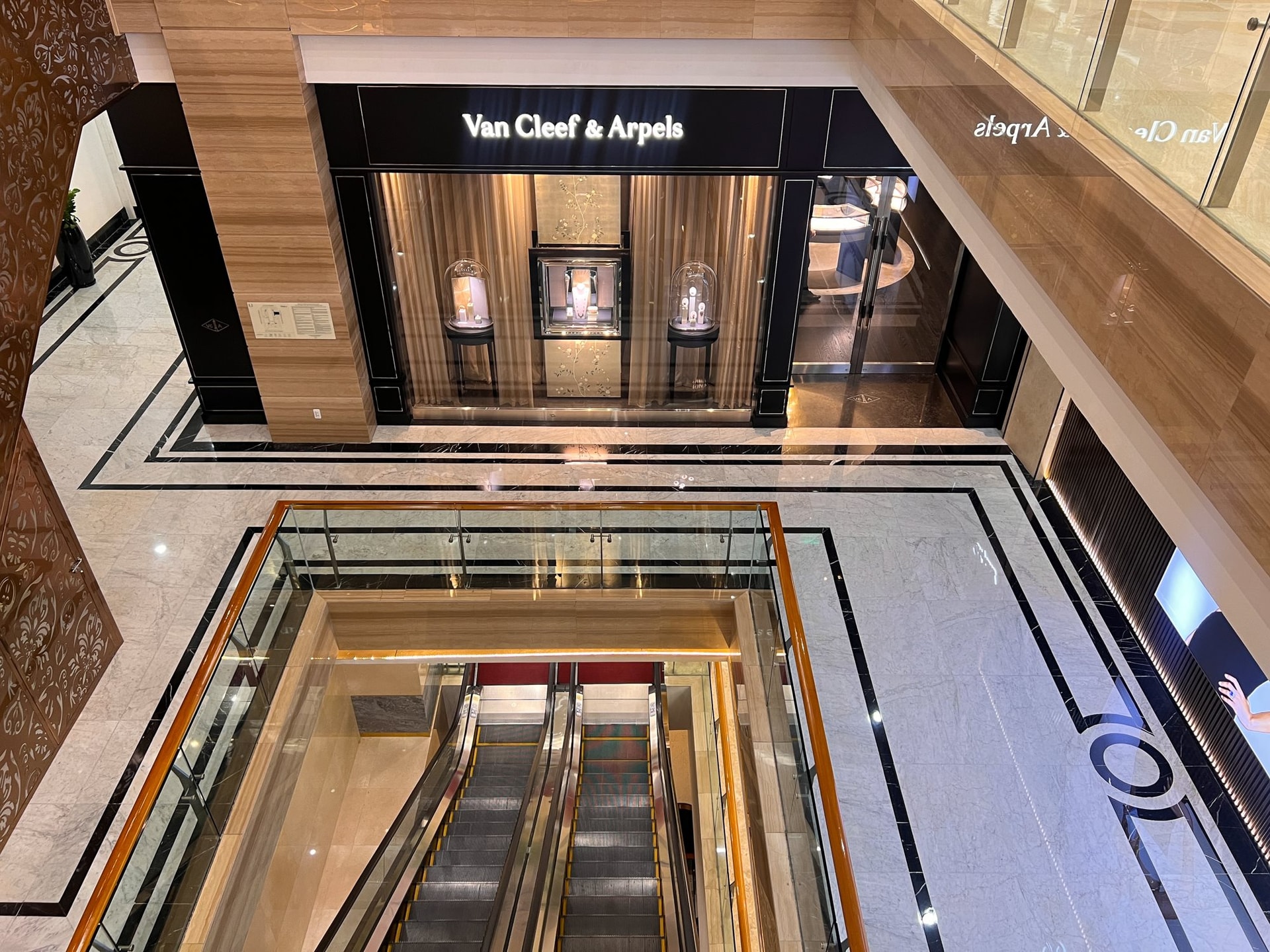 Ngắm tòa nhà đầu tiên kết nối với ga metro: Nơi Hermès, Dior, Bvlgari hội tụ, từng 'nằm trong tay' tỷ phú Phạm Nhật Vượng- Ảnh 9. Ngắm tòa nhà đầu tiên kết nối với ga metro: Nơi Hermès, Dior, Bvlgari hội tụ, từng 'nằm trong tay' tỷ phú Phạm Nhật Vượng- Ảnh 9.