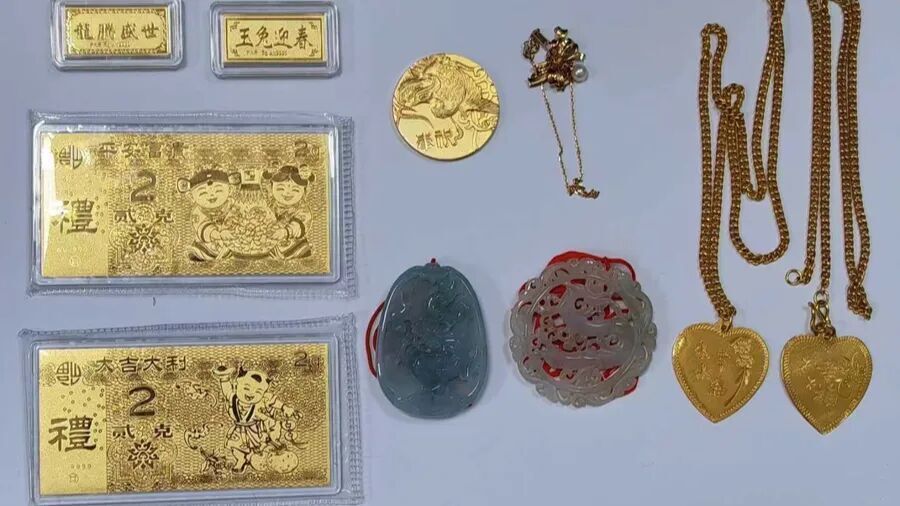 Con gái dọn nhà vứt vàng trị giá gần 2 tỷ đồng của mẹ vào thùng rác: Trích xuất camera khiến nữ sinh “không tin vào mắt mình”- Ảnh 4. Con gái dọn nhà vứt vàng trị giá gần 2 tỷ đồng của mẹ vào thùng rác: Trích xuất camera khiến nữ sinh “không tin vào mắt mình”- Ảnh 4.