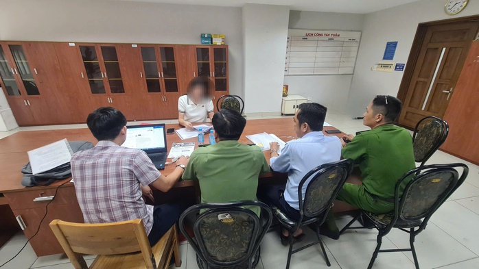 Sáu người mẫu mặc váy in logo lạ, công ty ở TP HCM bị phạt- Ảnh 1. Sáu người mẫu mặc váy in logo lạ, công ty ở TP HCM bị phạt- Ảnh 1.