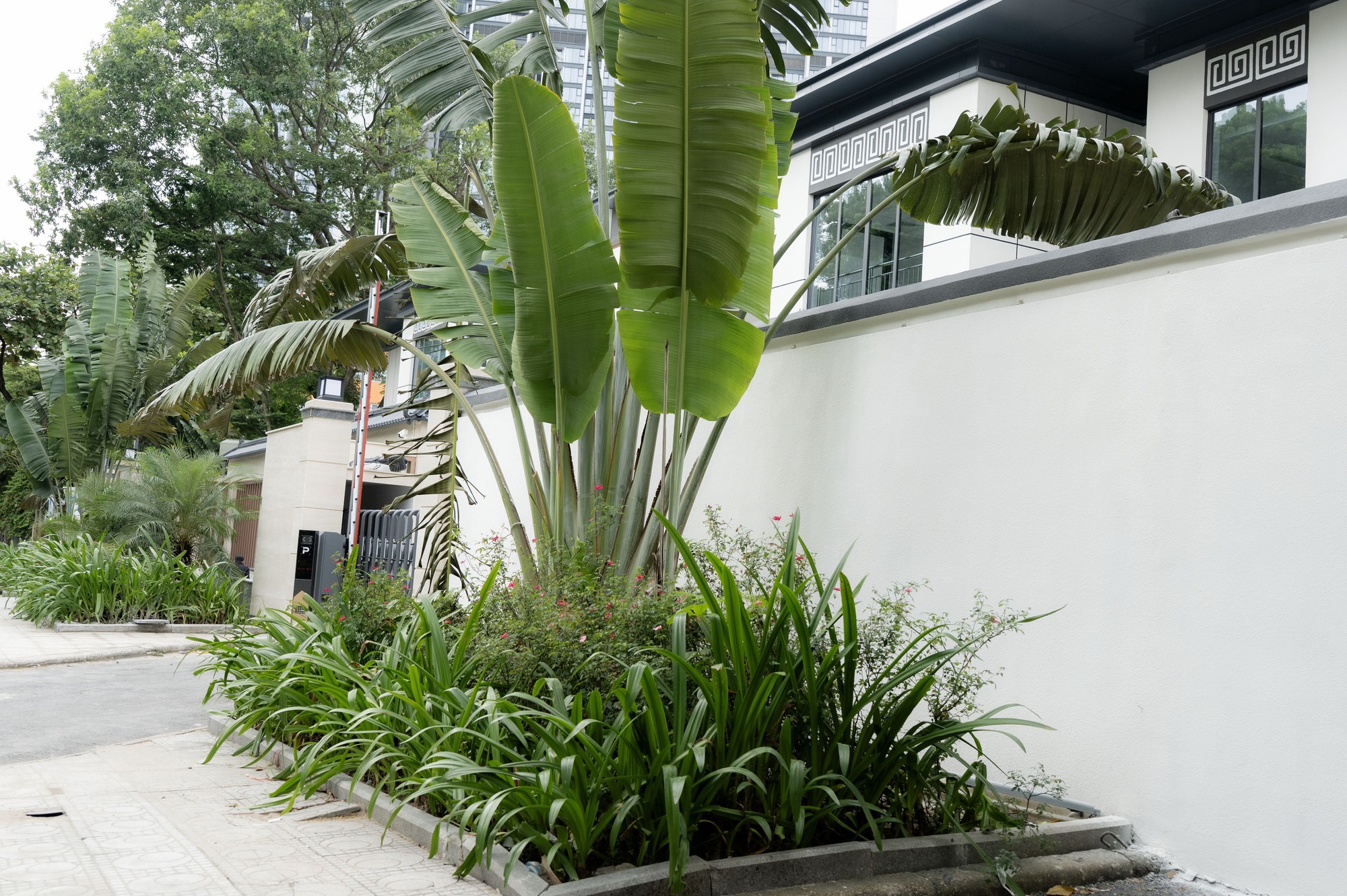 Ảnh/ CLIP: Diện mạo mới không nhận ra của ngôi “nhà ma” số 300 Kim Mã (Hà Nội)- Ảnh 13. Ảnh/ CLIP: Diện mạo mới không nhận ra của ngôi “nhà ma” số 300 Kim Mã (Hà Nội)- Ảnh 13.