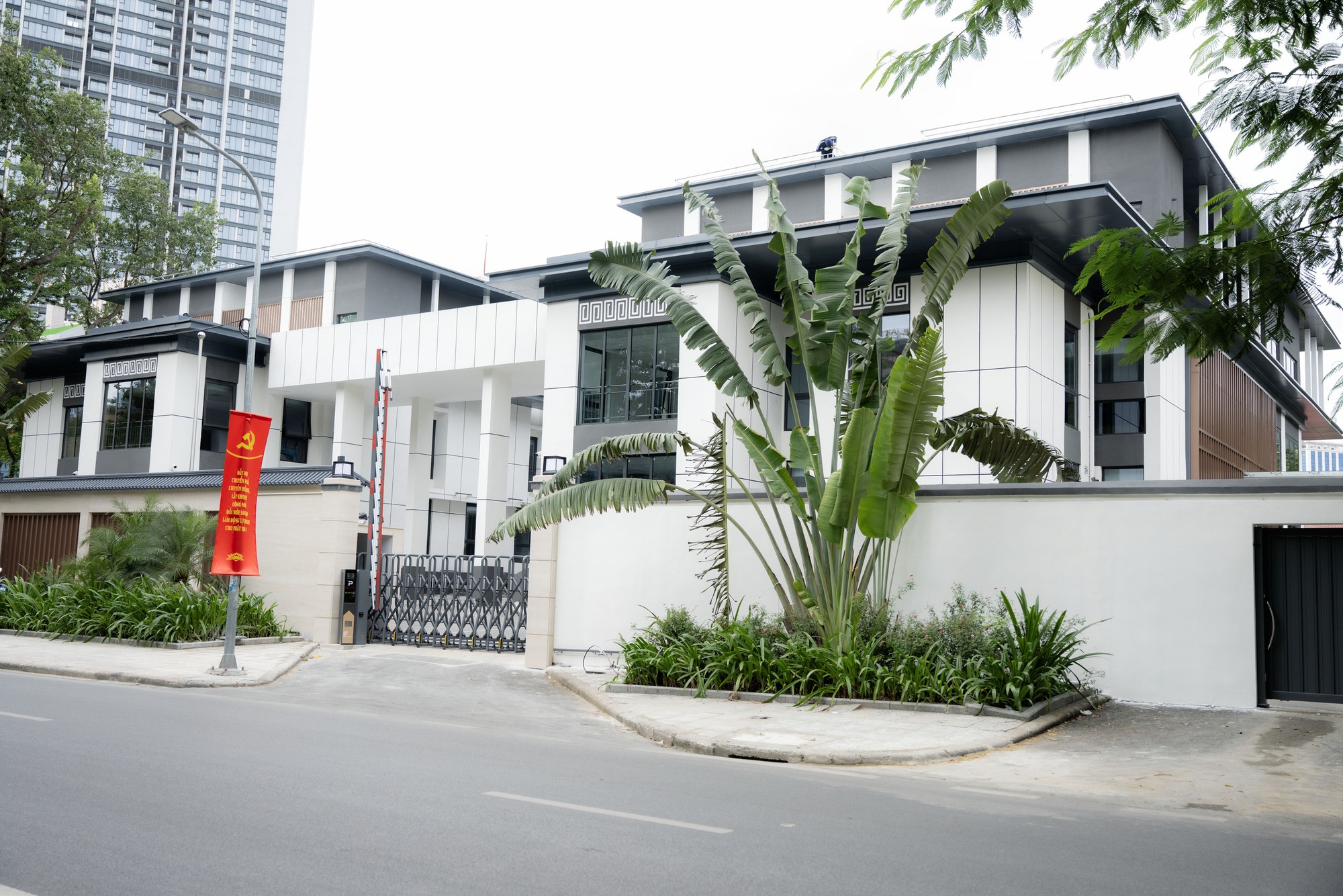 Ảnh/ CLIP: Diện mạo mới không nhận ra của ngôi “nhà ma” số 300 Kim Mã (Hà Nội)- Ảnh 6. Ảnh/ CLIP: Diện mạo mới không nhận ra của ngôi “nhà ma” số 300 Kim Mã (Hà Nội)- Ảnh 6.