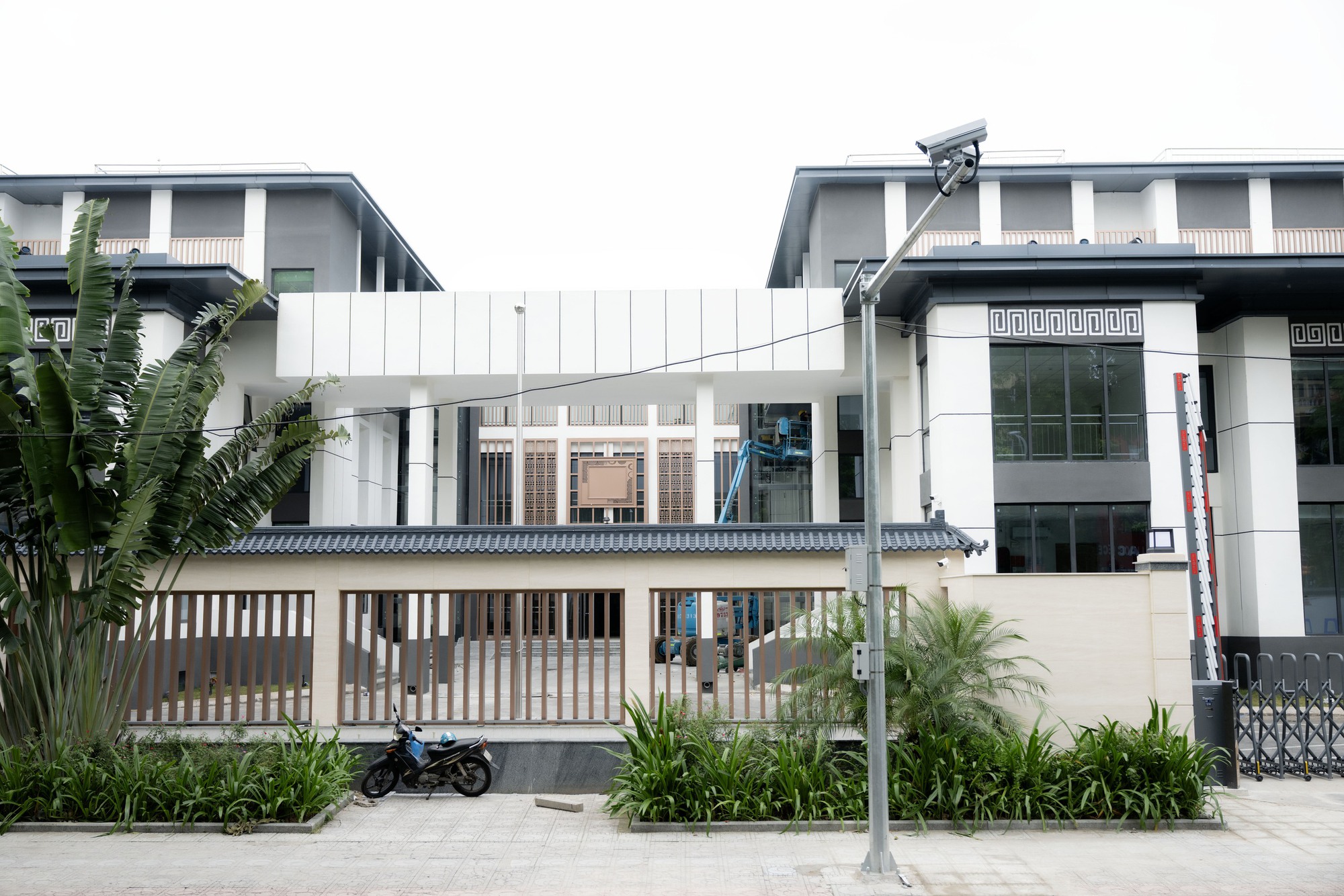 Ảnh/ CLIP: Diện mạo mới không nhận ra của ngôi “nhà ma” số 300 Kim Mã (Hà Nội)- Ảnh 4. Ảnh/ CLIP: Diện mạo mới không nhận ra của ngôi “nhà ma” số 300 Kim Mã (Hà Nội)- Ảnh 4.