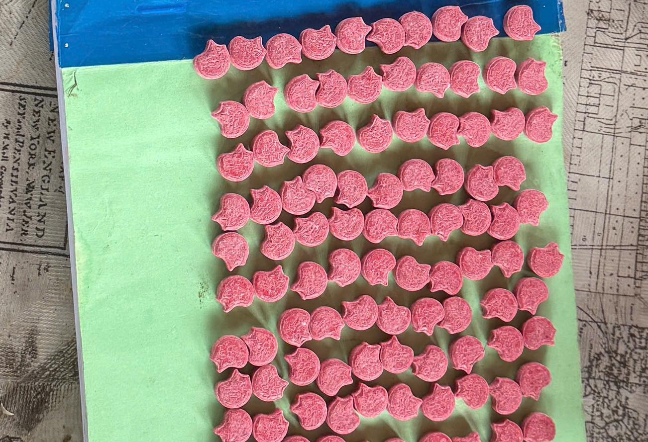 Cảnh sát bất ngờ khám xét một homestay, phát hiện "bí mật" bên trong - Ảnh 2. Cảnh sát bất ngờ khám xét một homestay, phát hiện "bí mật" bên trong - Ảnh 2.