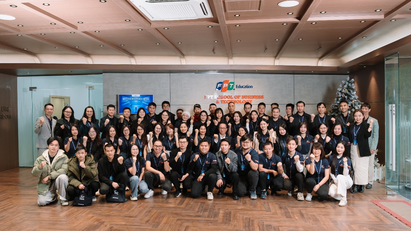 Học bổng MBA tích hợp AI tại FPT: Ứng viên ‘ngồi ghế nóng’ giải quyết tình huống thực tế - Ảnh 2. Học bổng MBA tích hợp AI tại FPT: Ứng viên ‘ngồi ghế nóng’ giải quyết tình huống thực tế - Ảnh 2.