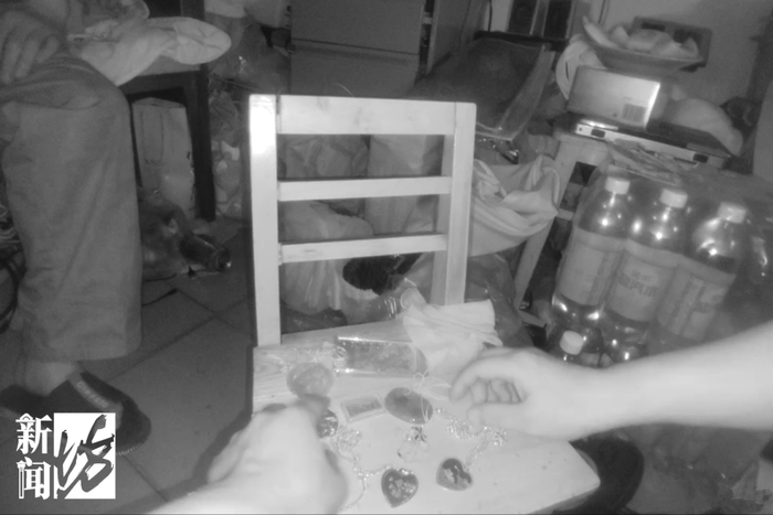 Con gái dọn nhà vứt vàng trị giá gần 2 tỷ đồng của mẹ vào thùng rác: Trích xuất camera khiến nữ sinh “không tin vào mắt mình”- Ảnh 3. Con gái dọn nhà vứt vàng trị giá gần 2 tỷ đồng của mẹ vào thùng rác: Trích xuất camera khiến nữ sinh “không tin vào mắt mình”- Ảnh 3.