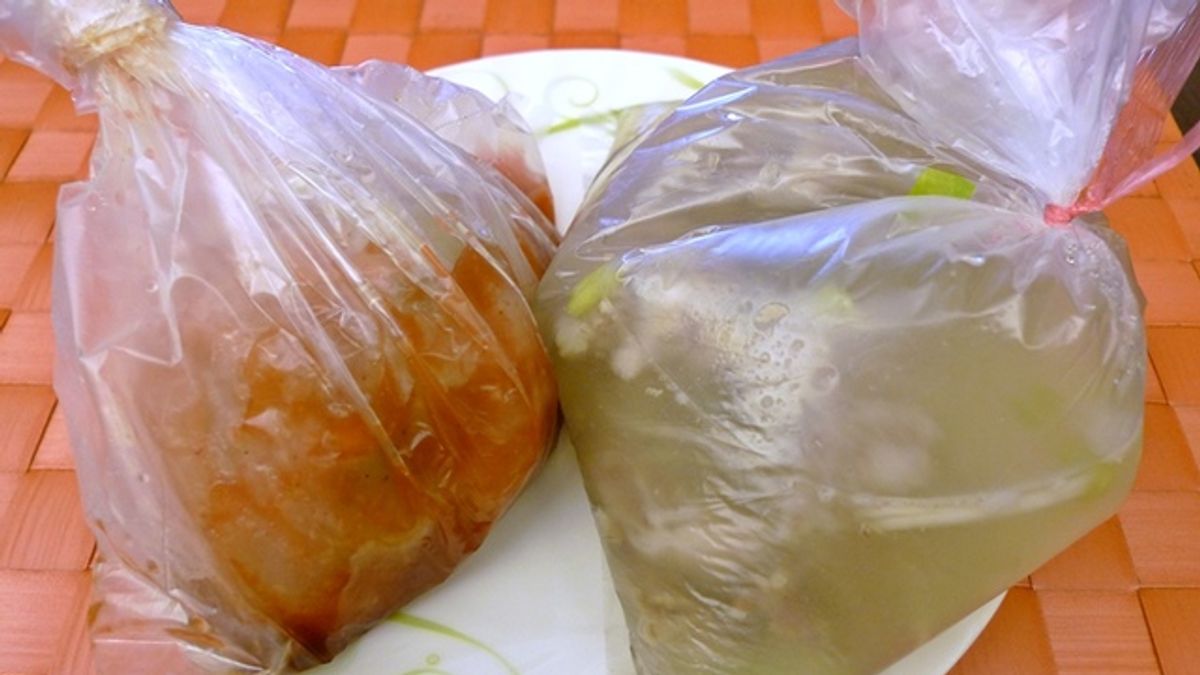 Cả nhà gặp "đại họa" vì kiểu đựng canh vừa quen vừa tiện của người Việt: Mẹ ung thư, con dậy thì sớm - Ảnh 1.