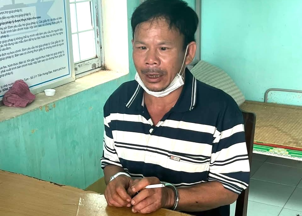 Bắt nhanh hung thủ xông vào nhà trọ chém đôi nam nữ, công an được khen thưởng - Ảnh 1.