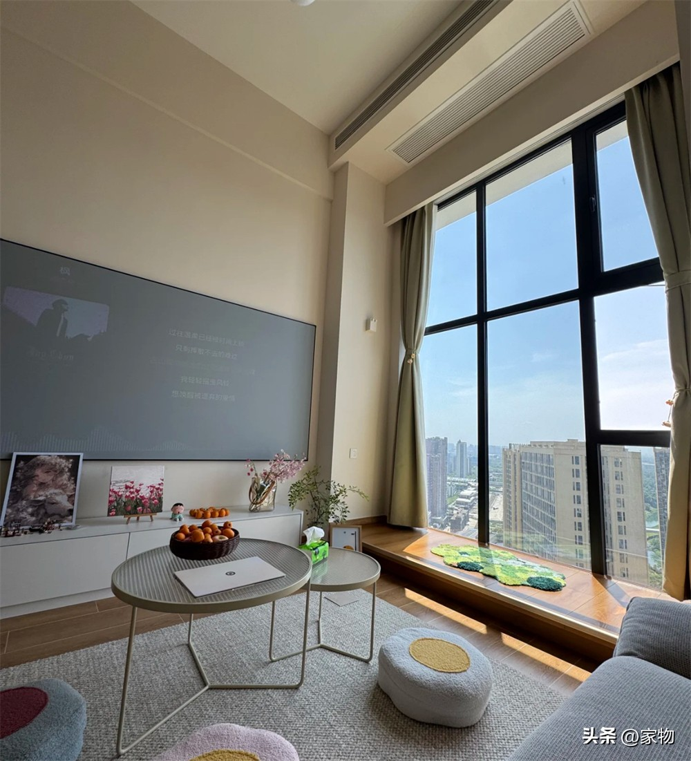 Căn hộ nhỏ 47m² nhưng sang như penthouse: Bí quyết nằm ở trần cao 4m và cửa sổ kính sát trần- Ảnh 4. Căn hộ nhỏ 47m² nhưng sang như penthouse: Bí quyết nằm ở trần cao 4m và cửa sổ kính sát trần- Ảnh 4.