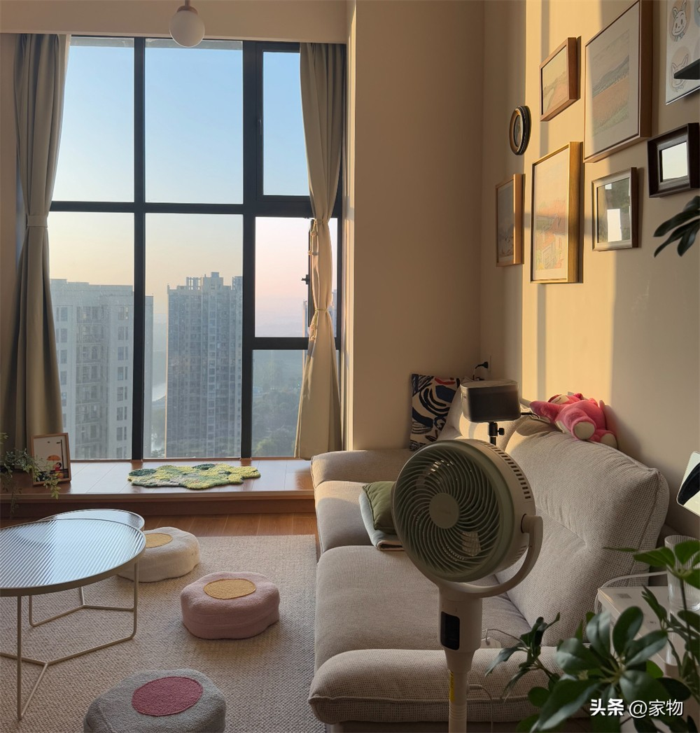 Căn hộ nhỏ 47m² nhưng sang như penthouse: Bí quyết nằm ở trần cao 4m và cửa sổ kính sát trần- Ảnh 9. Căn hộ nhỏ 47m² nhưng sang như penthouse: Bí quyết nằm ở trần cao 4m và cửa sổ kính sát trần- Ảnh 9.