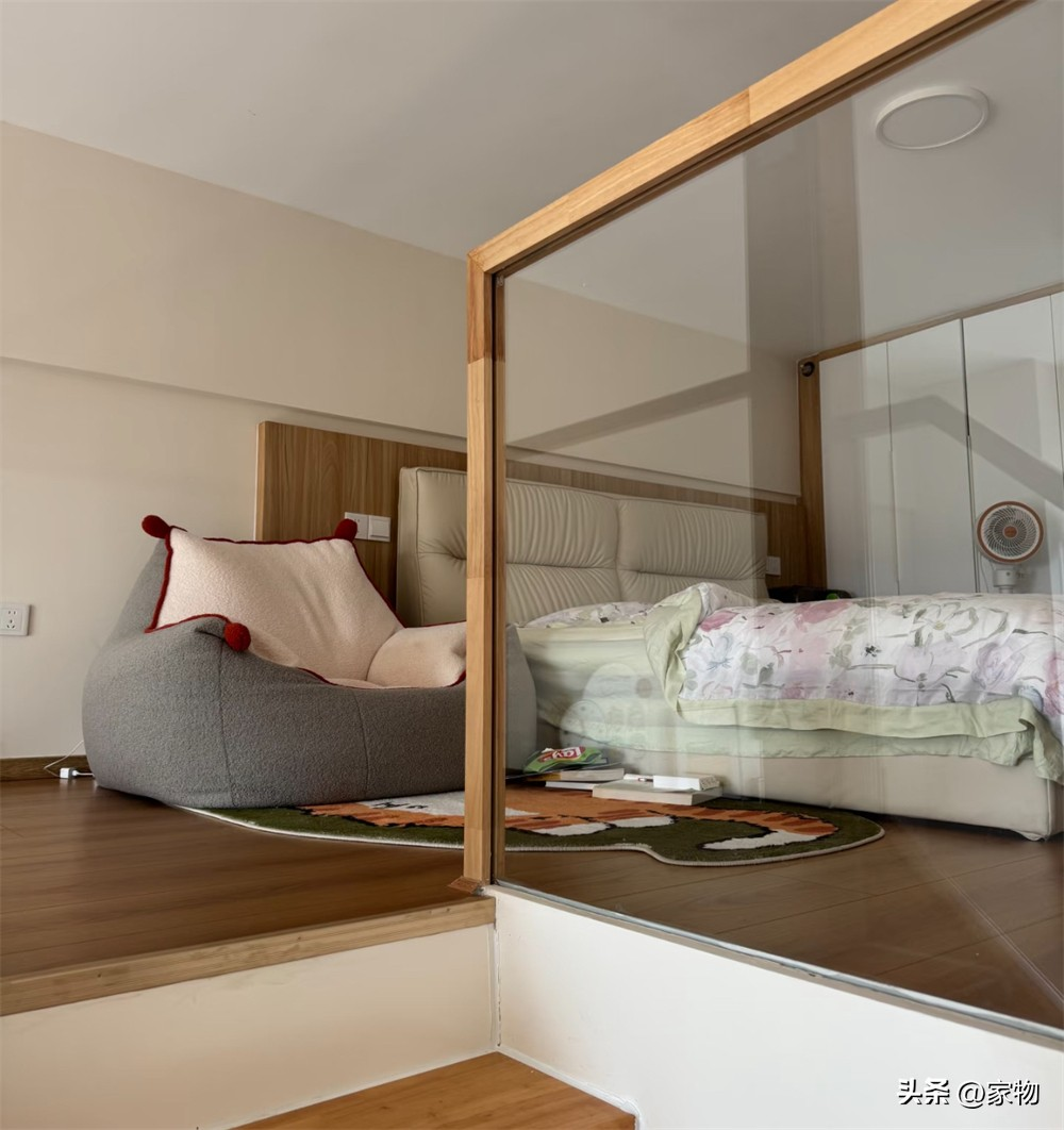 Căn hộ nhỏ 47m² nhưng sang như penthouse: Bí quyết nằm ở trần cao 4m và cửa sổ kính sát trần- Ảnh 11. Căn hộ nhỏ 47m² nhưng sang như penthouse: Bí quyết nằm ở trần cao 4m và cửa sổ kính sát trần- Ảnh 11.