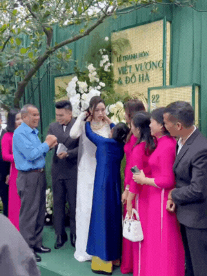 Chủ tịch tập đoàn Sơn Hải trao cho Hoa hậu Đỗ Hà 1 phong bì, bên trên có 4 chữ- Ảnh 2. Chủ tịch tập đoàn Sơn Hải trao cho Hoa hậu Đỗ Hà 1 phong bì, bên trên có 4 chữ- Ảnh 2.