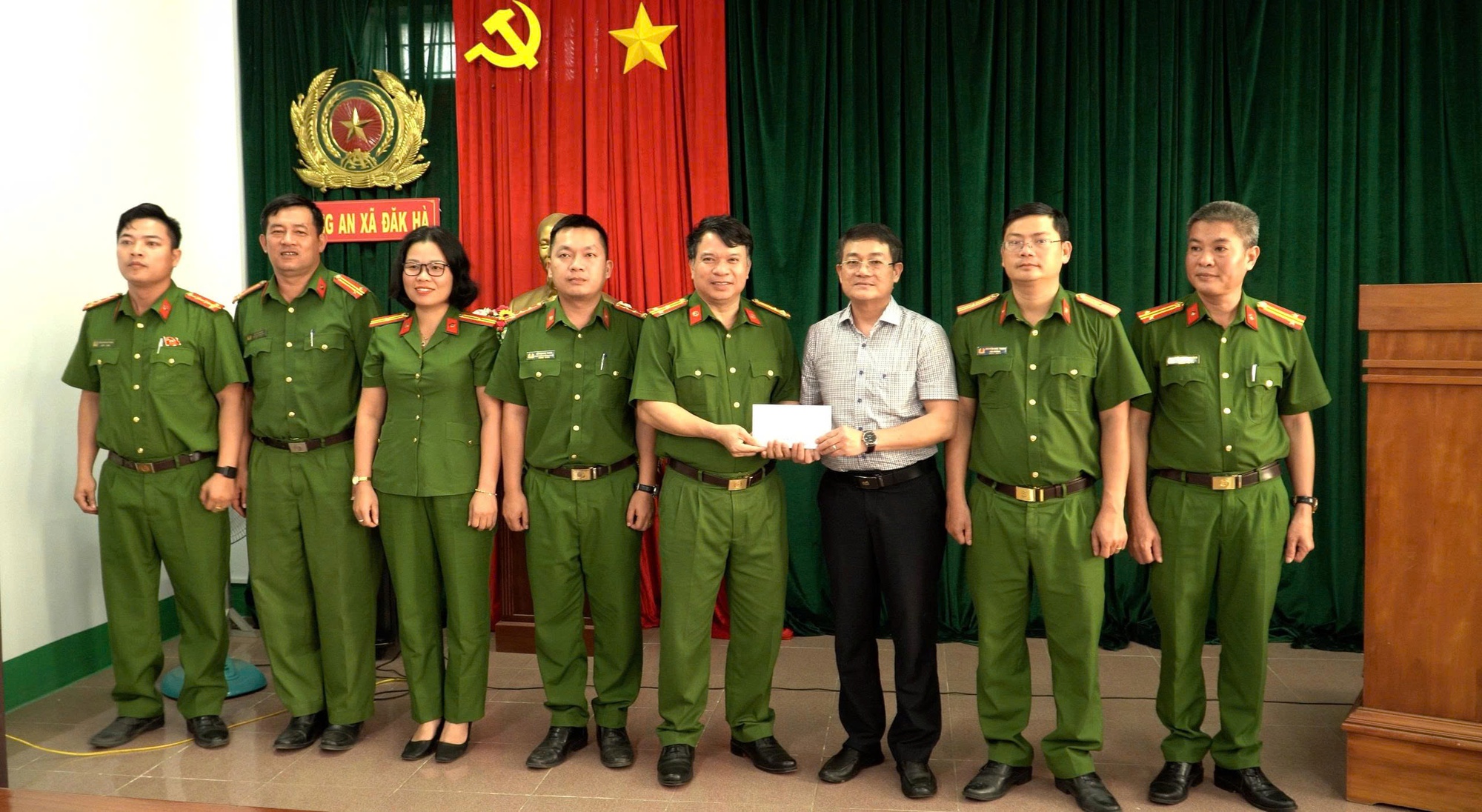 Bắt nhanh hung thủ xông vào nhà trọ chém đôi nam nữ, công an được khen thưởng - Ảnh 2.