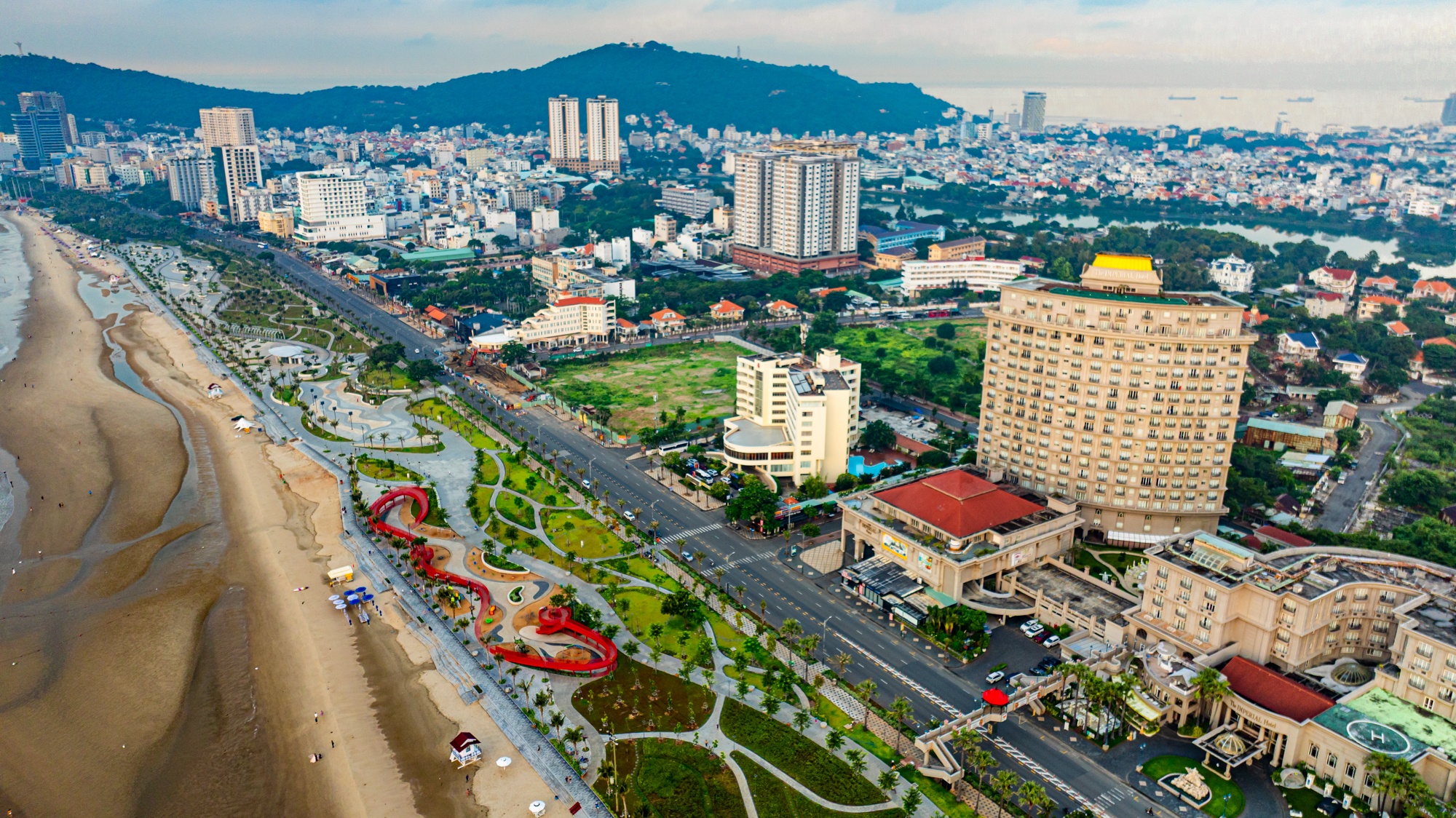 Cận cảnh tòa tháp có 143 trụ bê tông, trị giá 155 tỷ, là món quà của Sun Group: Thi công nhanh kỷ lục, vừa hoàn thành đã là điểm hot check in- Ảnh 12. Cận cảnh tòa tháp có 143 trụ bê tông, trị giá 155 tỷ, là món quà của Sun Group: Thi công nhanh kỷ lục, vừa hoàn thành đã là điểm hot check in- Ảnh 12.