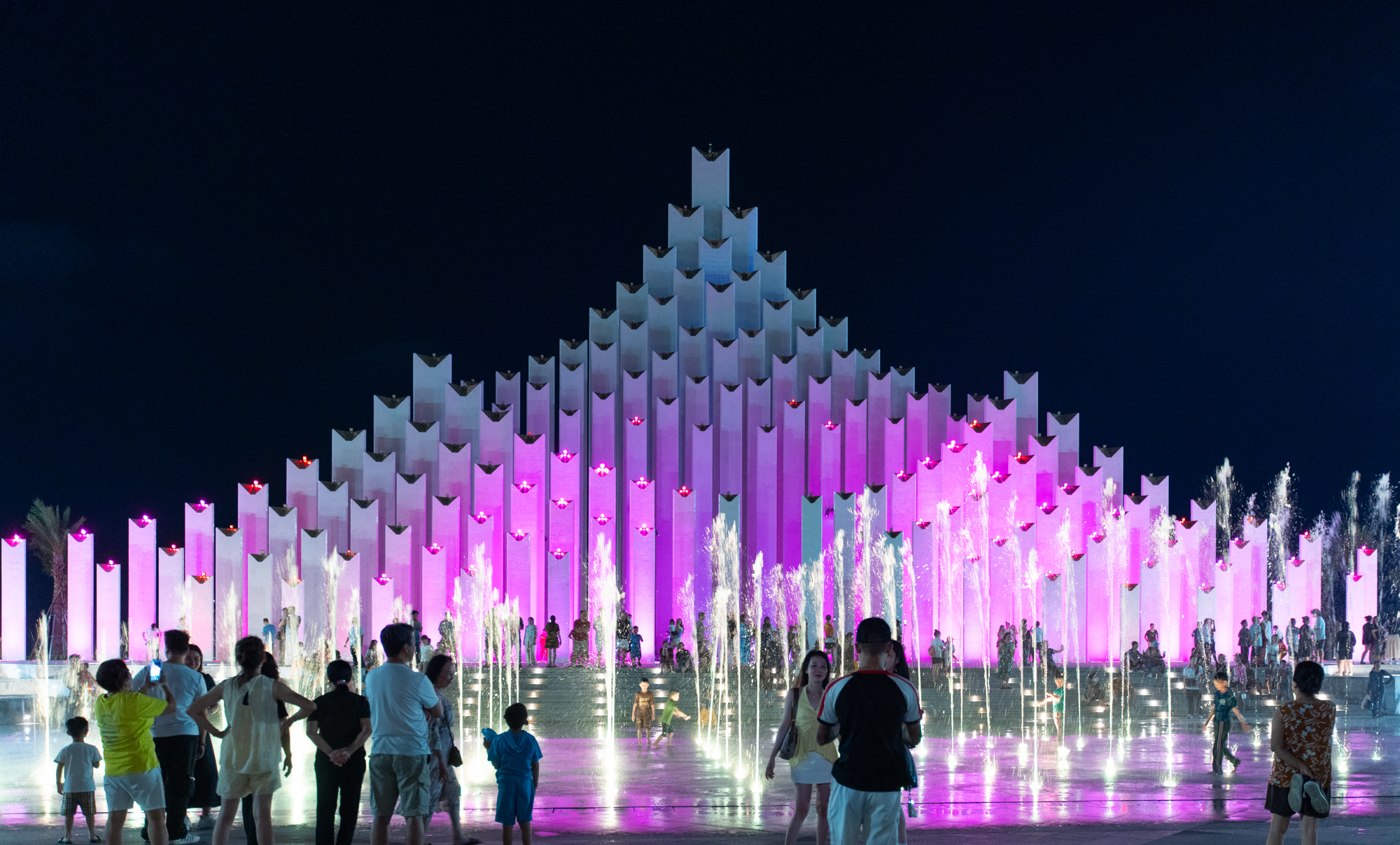 Cận cảnh tòa tháp có 143 trụ bê tông, trị giá 155 tỷ, là món quà của Sun Group: Thi công nhanh kỷ lục, vừa hoàn thành đã là điểm hot check in- Ảnh 2. Cận cảnh tòa tháp có 143 trụ bê tông, trị giá 155 tỷ, là món quà của Sun Group: Thi công nhanh kỷ lục, vừa hoàn thành đã là điểm hot check in- Ảnh 2.