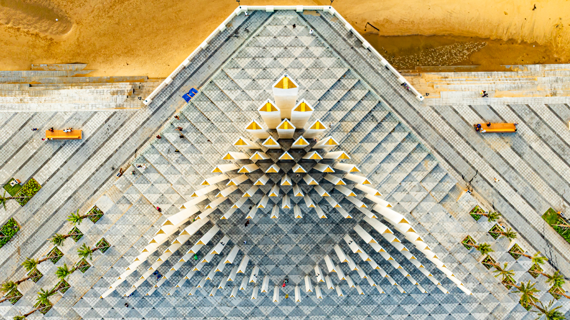 Cận cảnh tòa tháp có 143 trụ bê tông, trị giá 155 tỷ, là món quà của Sun Group: Thi công nhanh kỷ lục, vừa hoàn thành đã là điểm hot check in- Ảnh 3. Cận cảnh tòa tháp có 143 trụ bê tông, trị giá 155 tỷ, là món quà của Sun Group: Thi công nhanh kỷ lục, vừa hoàn thành đã là điểm hot check in- Ảnh 3.