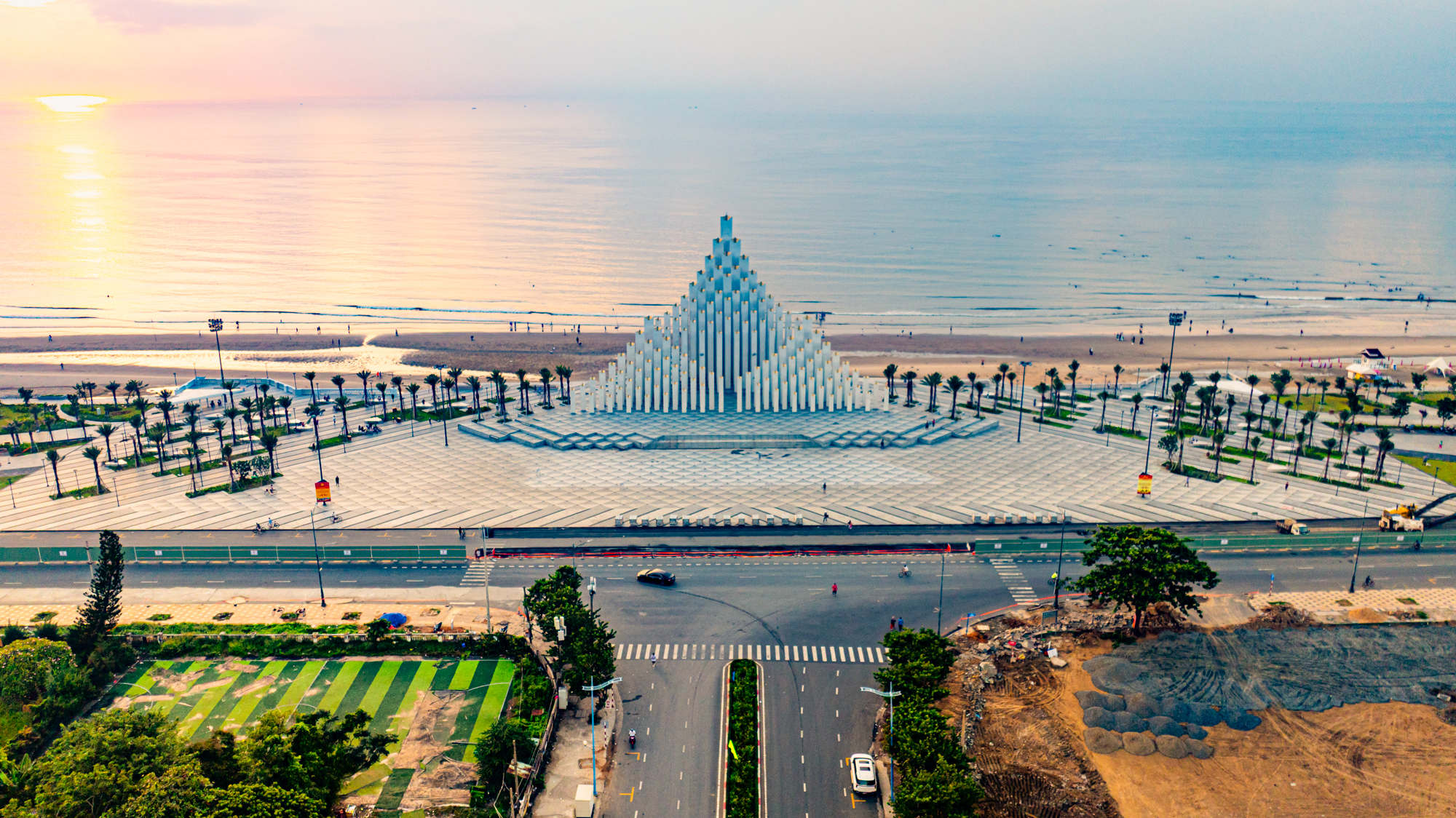 Cận cảnh tòa tháp có 143 trụ bê tông, trị giá 155 tỷ, là món quà của Sun Group: Thi công nhanh kỷ lục, vừa hoàn thành đã là điểm hot check in- Ảnh 6. Cận cảnh tòa tháp có 143 trụ bê tông, trị giá 155 tỷ, là món quà của Sun Group: Thi công nhanh kỷ lục, vừa hoàn thành đã là điểm hot check in- Ảnh 6.