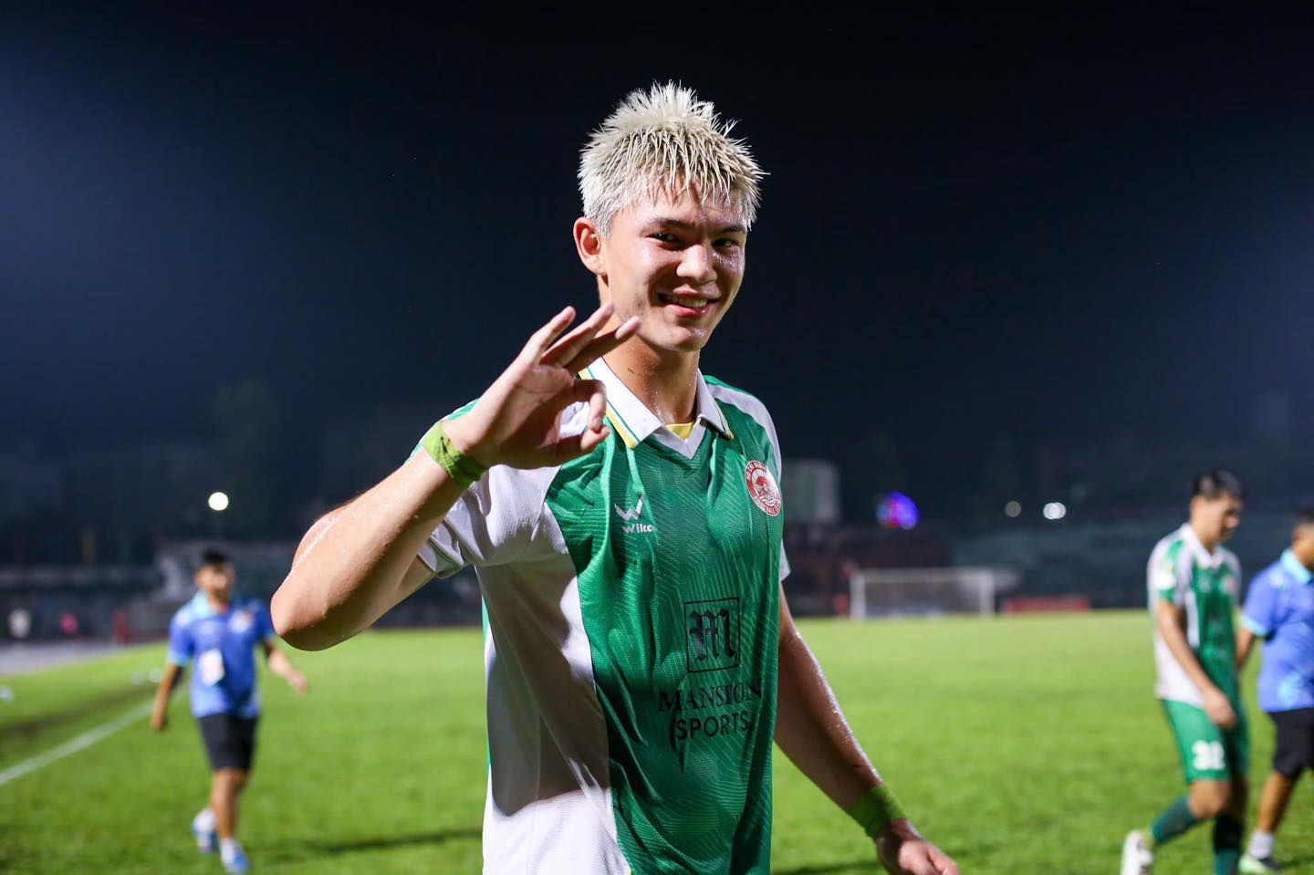 Tìm ra cầu thủ mới cực điển trai, cao 1m90 ở giải Việt Nam- Ảnh 1. Tìm ra cầu thủ mới cực điển trai, cao 1m90 ở giải Việt Nam- Ảnh 1.