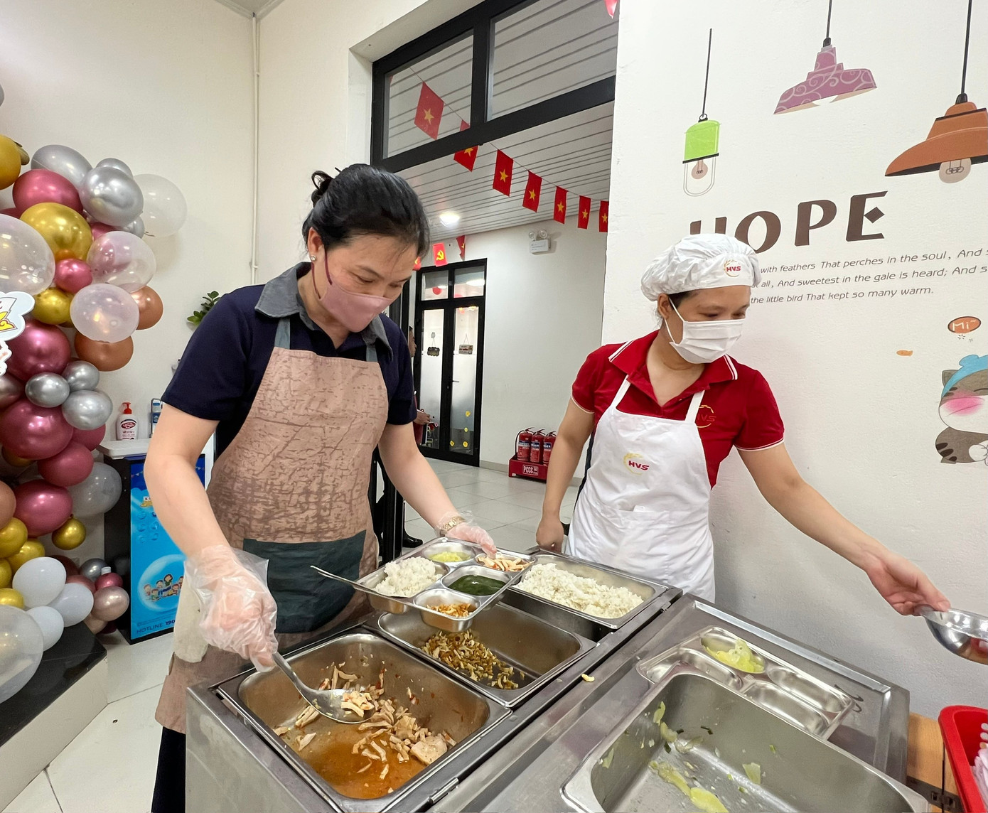 Thực phẩm bốc mùi vào trường học: Ai chịu trách nhiệm?- Ảnh 1.