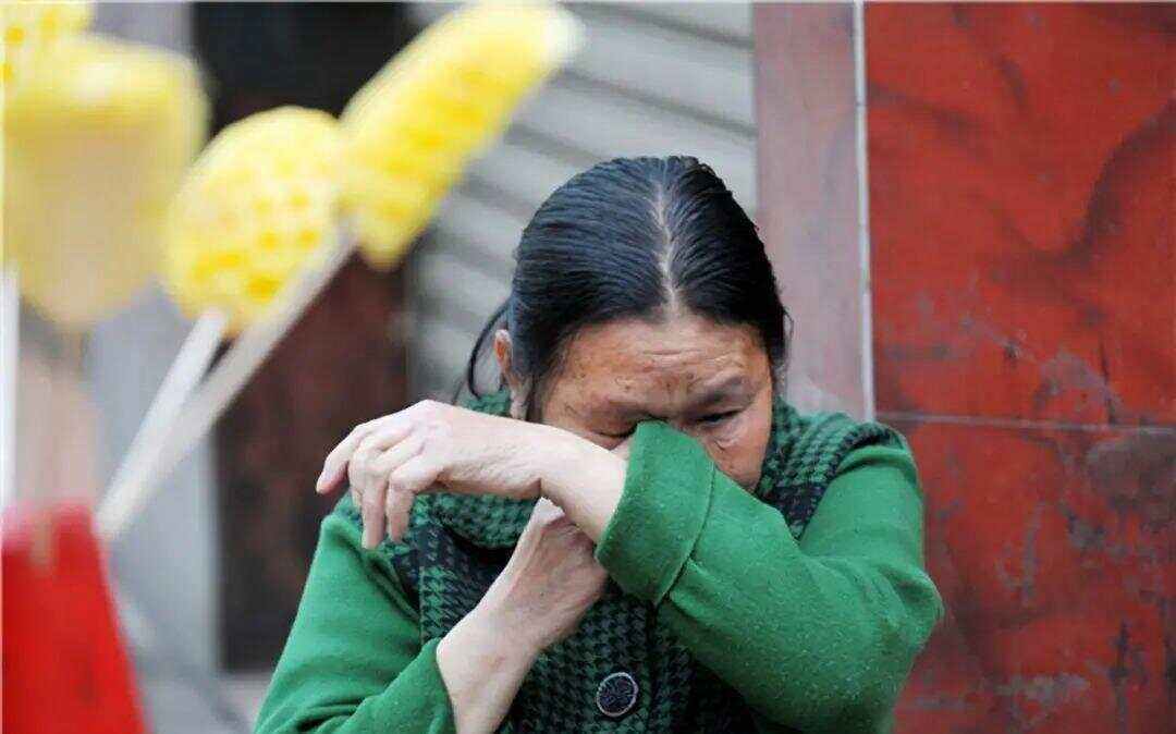 Một kiểu "BẤT HIẾU" mới âm thầm xuất hiện - Là khi con cái ở bên nhưng cha mẹ lại thấy mệt mỏi: "Sao lại thành ra như thế..."- Ảnh 1.