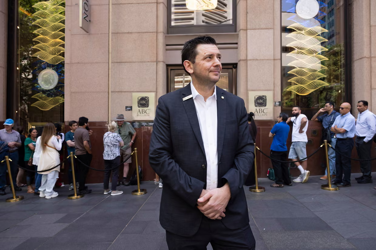 Hàng nghìn người Úc "điên cuồng" xếp hàng mua vàng - Ảnh 2.