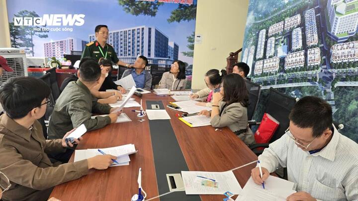 Nhà ở xã hội Đông Anh: Chủ đầu tư dựng nhà bạt cho dân xếp hàng nộp hồ sơ