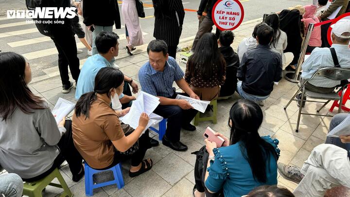Nhà ở xã hội Đông Anh: Chủ đầu tư dựng nhà bạt cho dân xếp hàng nộp hồ sơ