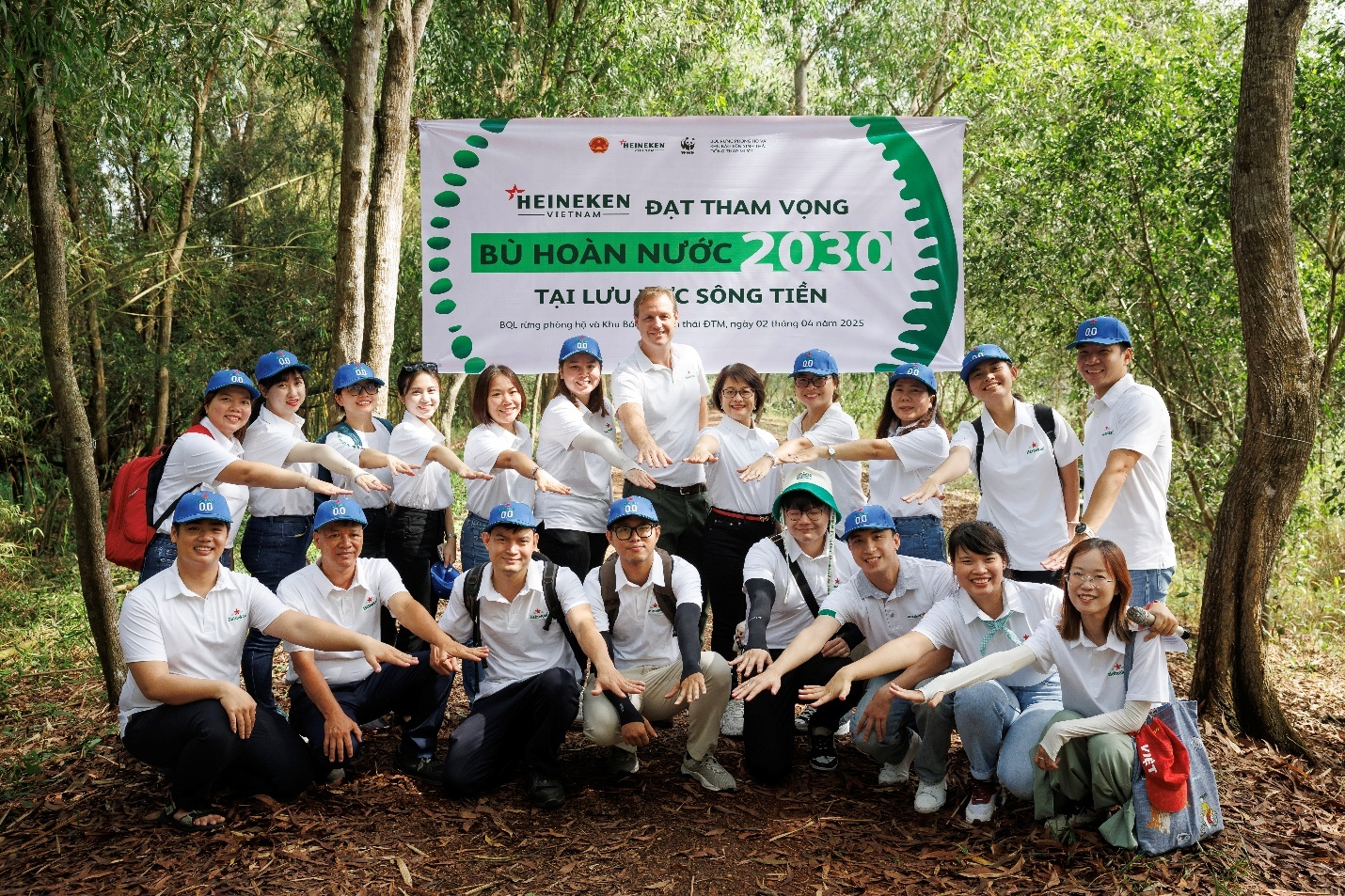 Trái tim "Kiên trì phụng sự" của HEINEKEN: Hơn 1 thập kỷ, hàng chục tỷ đồng vì bà con Việt Nam - Ảnh 3. Trái tim "Kiên trì phụng sự" của HEINEKEN: Hơn 1 thập kỷ, hàng chục tỷ đồng vì bà con Việt Nam - Ảnh 3.