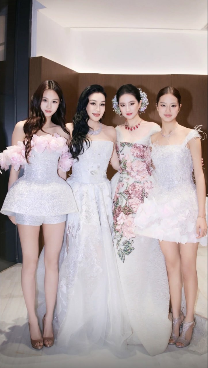 Con gái 15 tuổi của "bom sex gốc Việt" đang gây bão showbiz Trung Quốc là ai? - Ảnh 3. Con gái 15 tuổi của "bom sex gốc Việt" đang gây bão showbiz Trung Quốc là ai? - Ảnh 3.