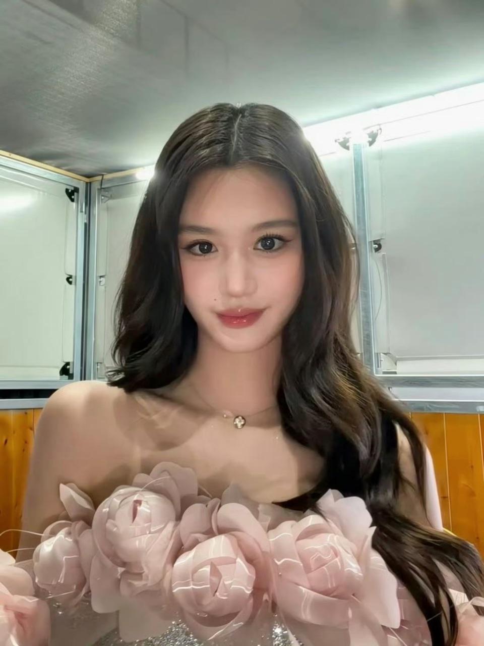 Con gái 15 tuổi của "bom sex gốc Việt" đang gây bão showbiz Trung Quốc là ai? - Ảnh 9. Con gái 15 tuổi của "bom sex gốc Việt" đang gây bão showbiz Trung Quốc là ai? - Ảnh 9.